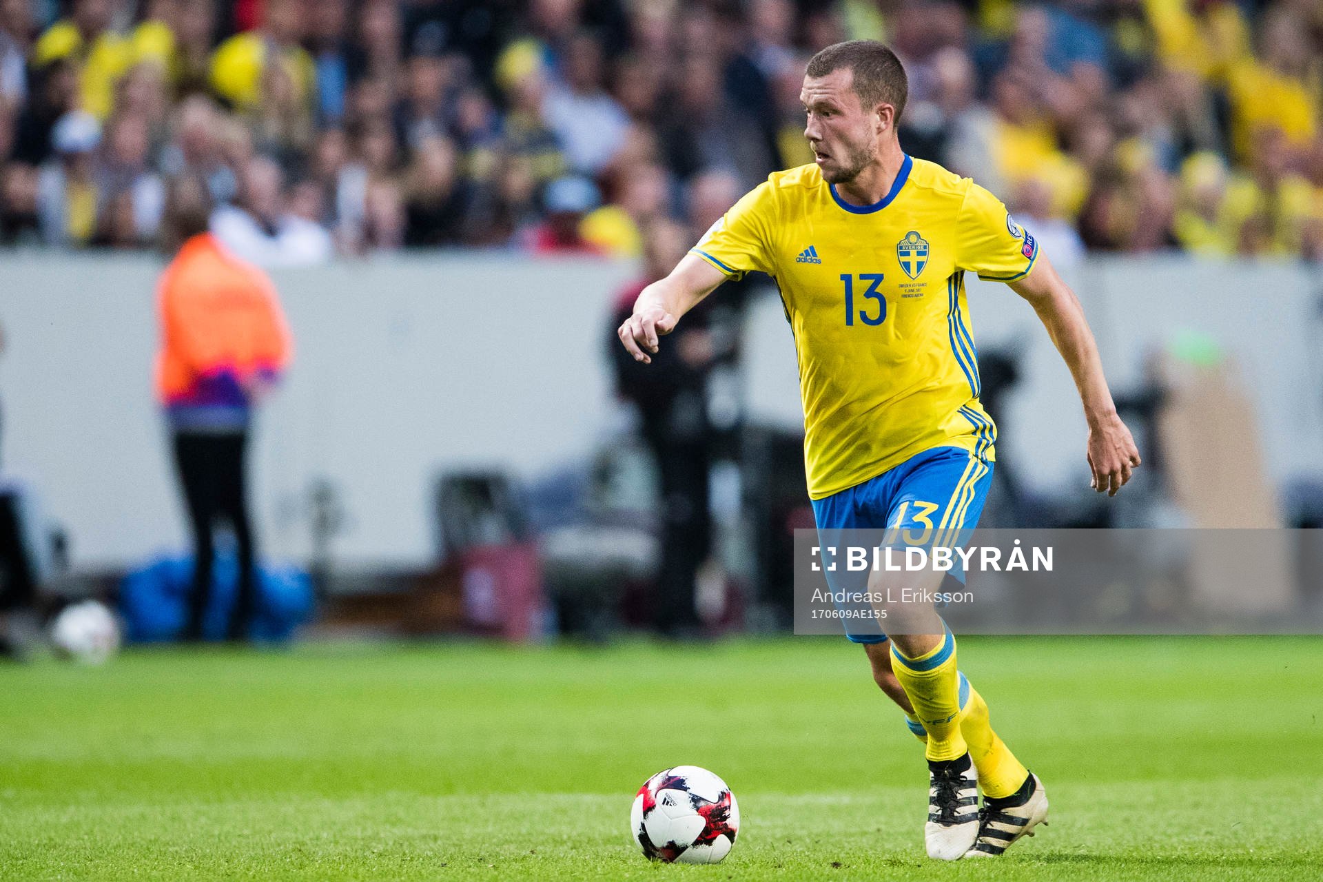 Sveriges Jakob Johansson med bollen