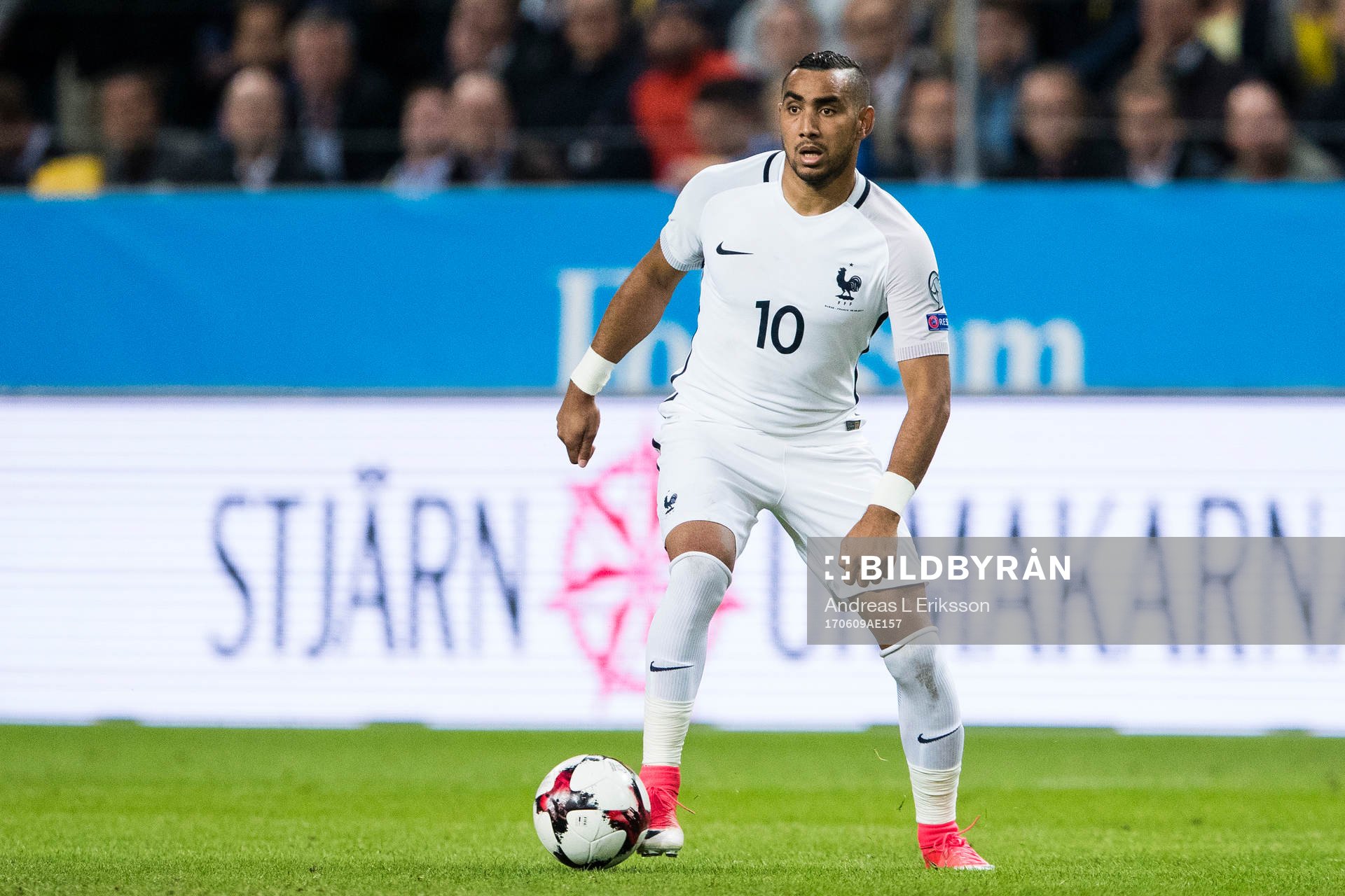 Frankrikes Dimitri Payet med bollen
