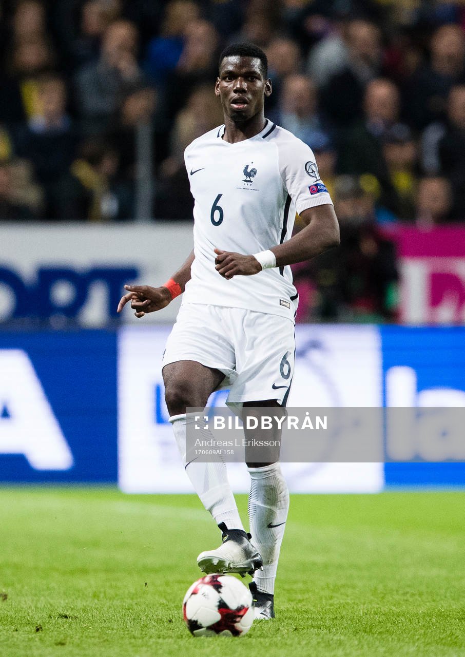 Frankrikes Paul Pogba med bollen
