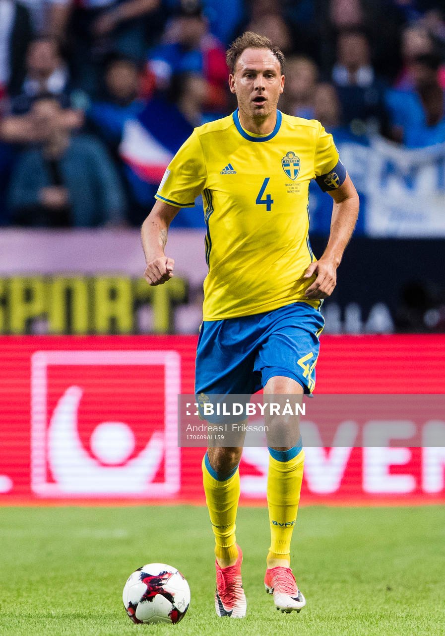 Sveriges Andreas Granqvist med bollen