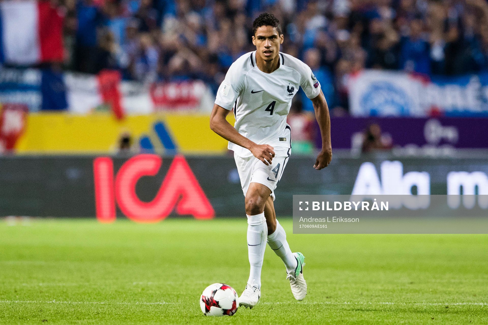 Frankrikes Raphael Varane med bollen
