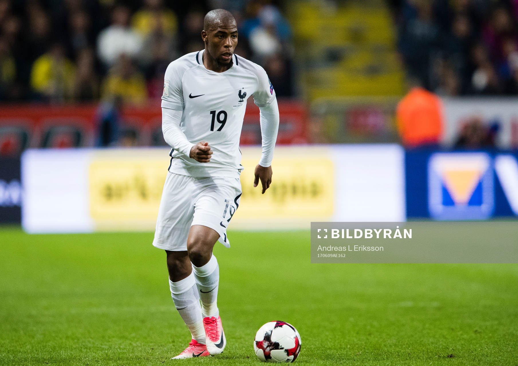 Frankrikes Djibril Sidibe med bollen