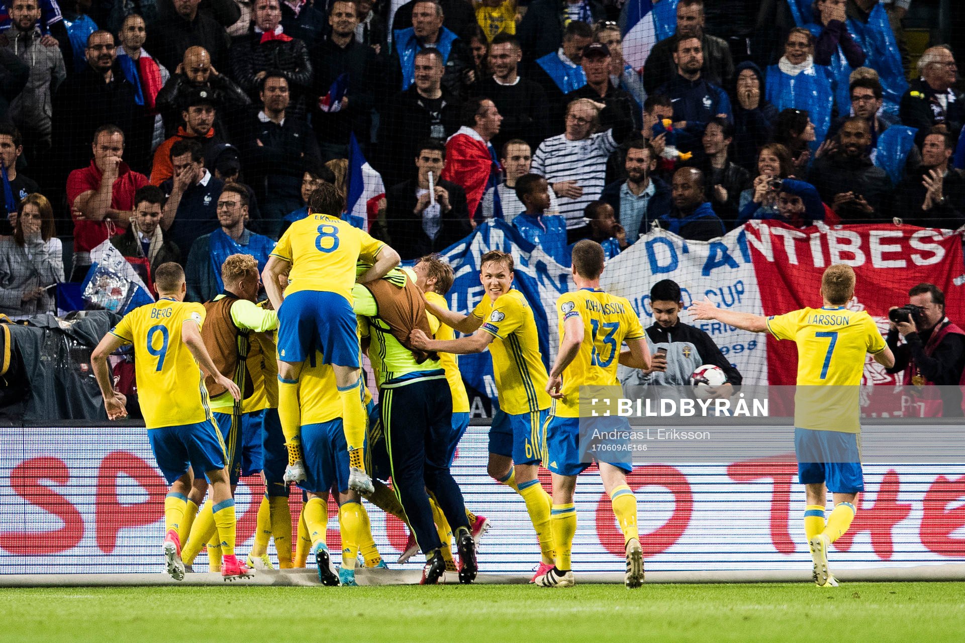 Sveriges spelare jublar