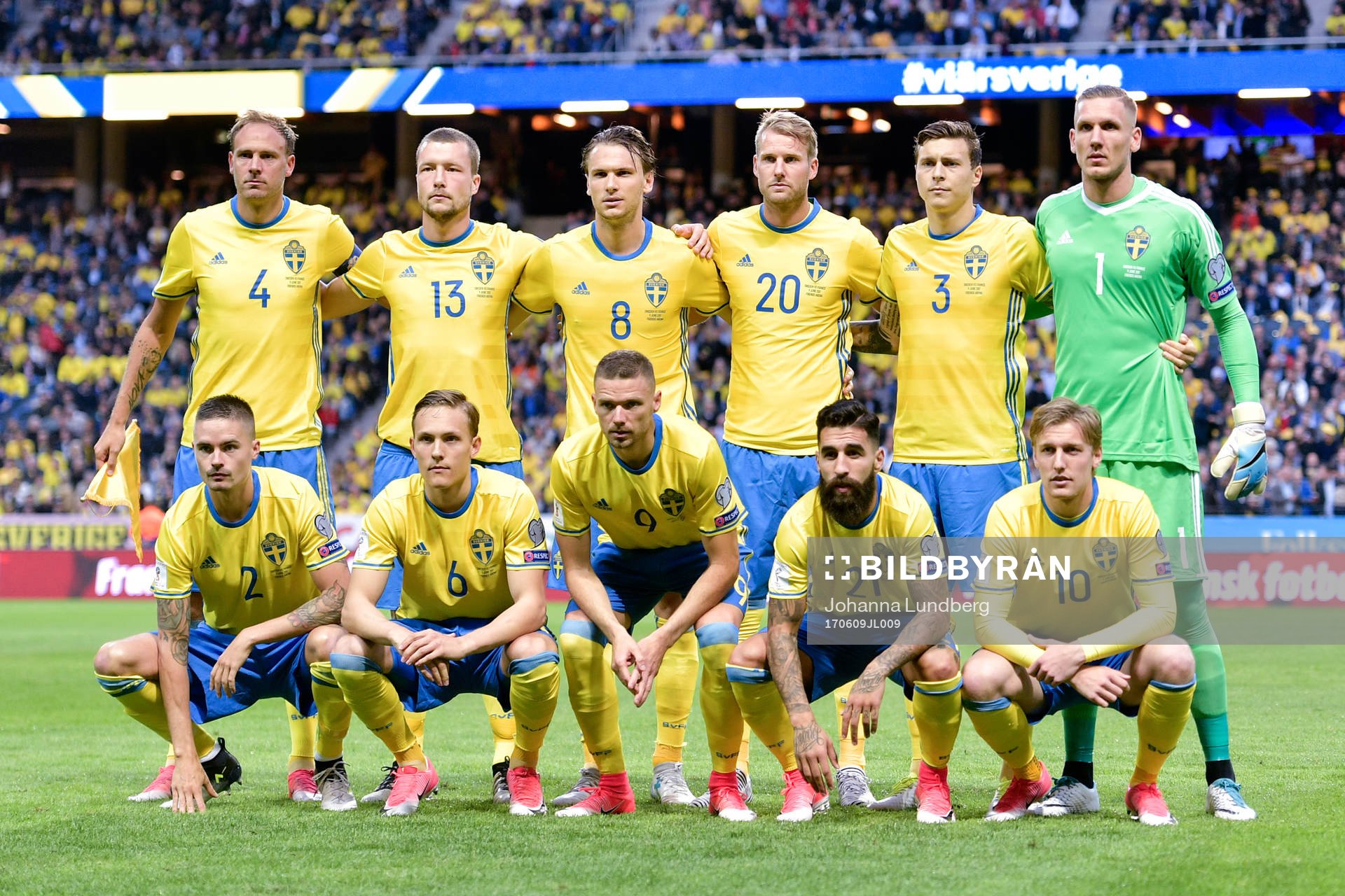 Sveriges startelva, Andreas Granqvist, Jakob Johansson, Albin Ekdal, Ola Toivonen, Victor Nilsson Lindelöf, målvakt Robin Olsen, Mikael Lustig, Ludwig Augustinsson, Marcus Berg, Jimmy Durmaz och Emil Forsberg, innan fotbollsmatchen i VM-kvalet mellan Sverige och Frankrike den 9 juni 2017 i Stockholm.