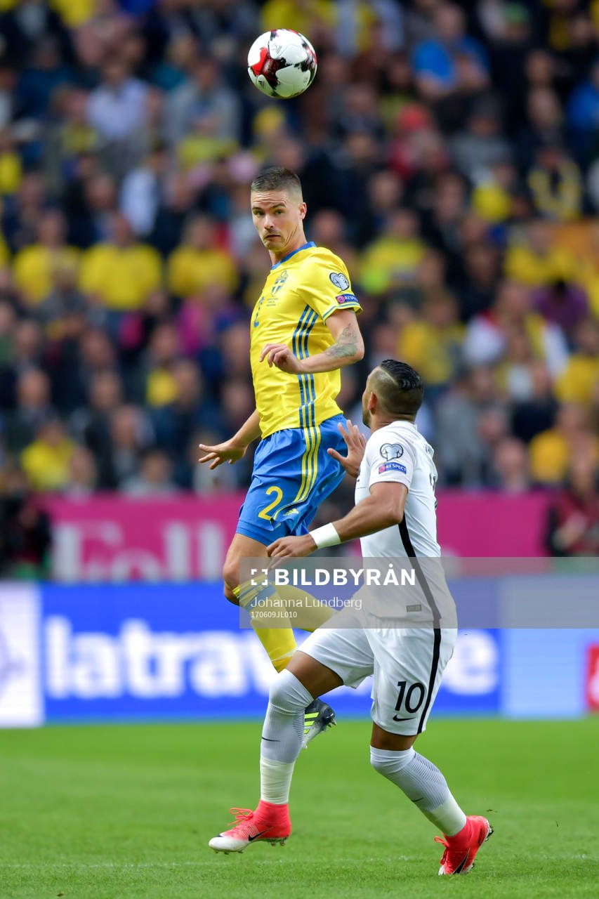 Sveriges Mikael Lustig och Frankrikes Dimitri Payet