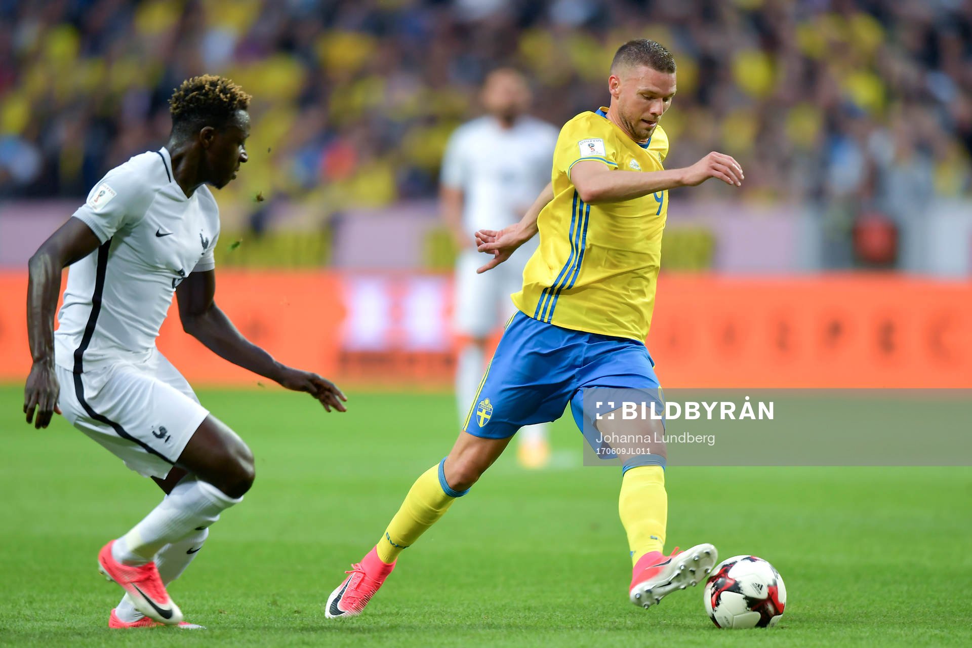 Frankrikes Benjamin Mendy och Sveriges Marcus Berg under fotbollsmatchen i VM-kvalet mellan Sverige och Frankrike den 9 juni 2017 i Stockholm.