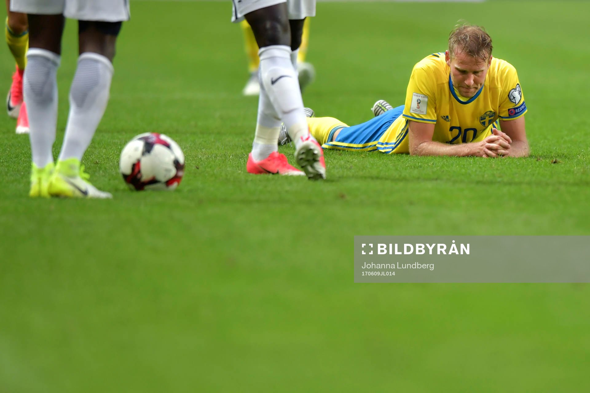 Sveriges Ola Toivonen ligger på marken