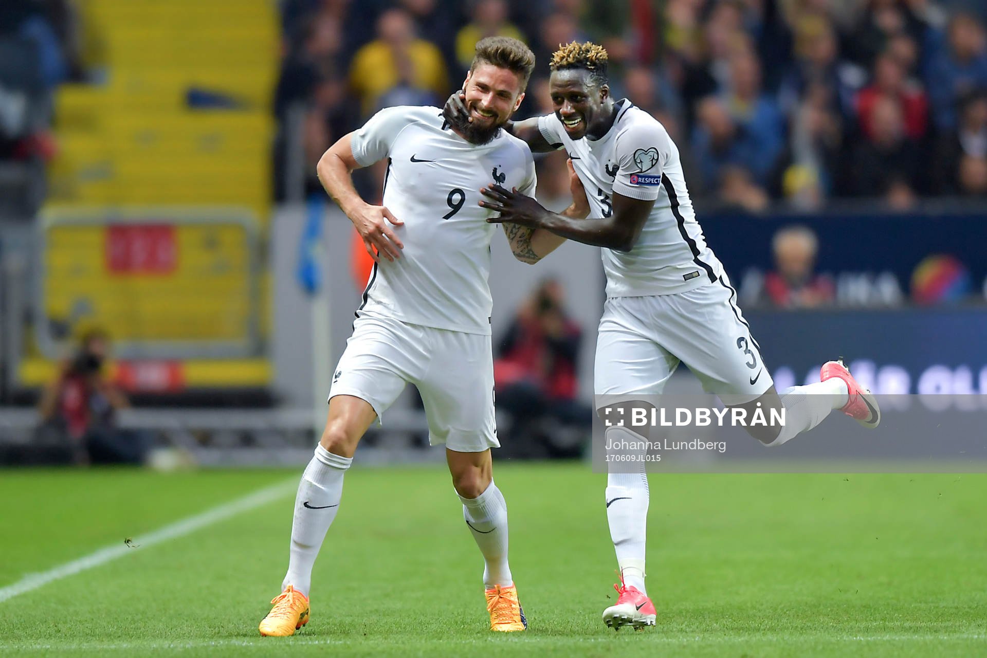 Frankrikes Olivier Giroud och Benjamin Mendy jublar