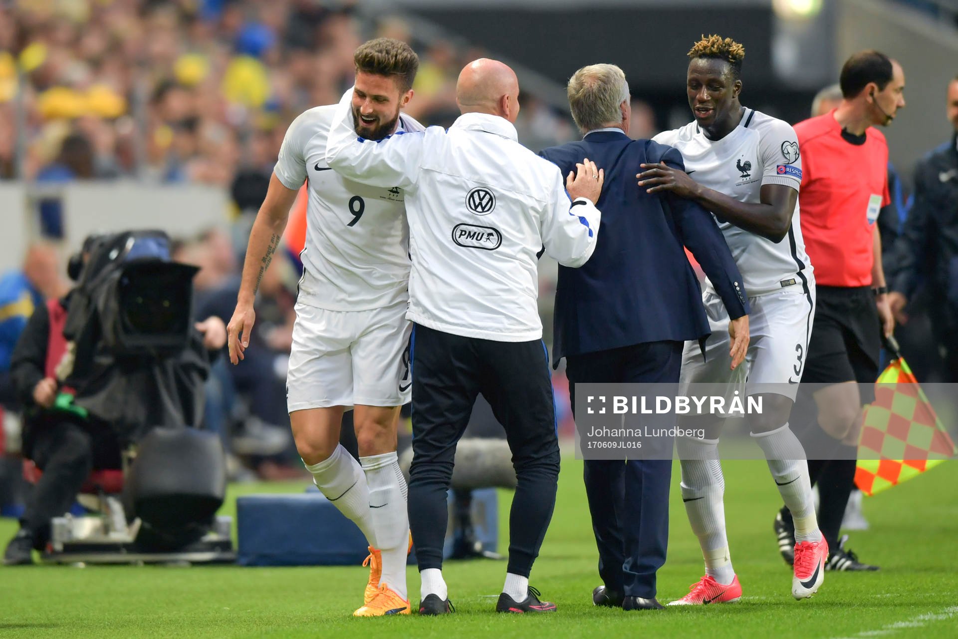 Frankrikes Olivier Giroud och Benjamin Mendy jublar