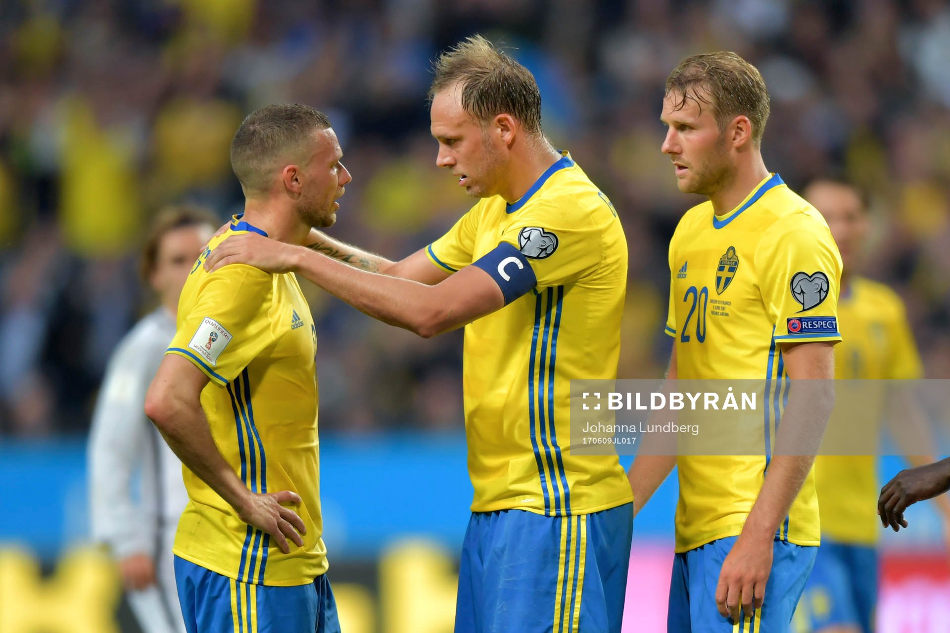 Sveriges Marcus Berg tittas till av Sveriges Andreas