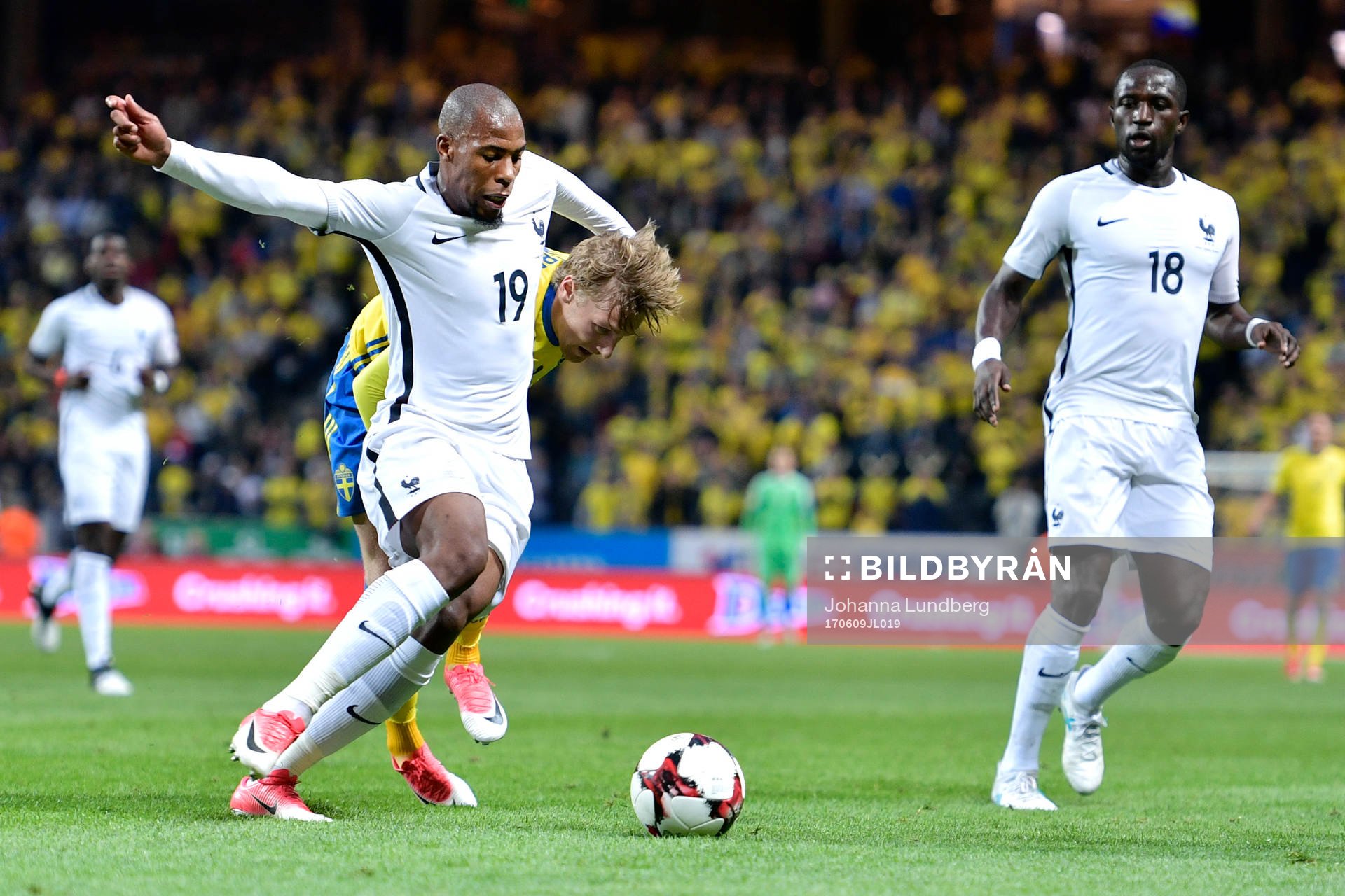 Frankrikes Djibril Sidibe i närkamp med Sveriges Emil Forsberg under fotbollsmatchen i VM-kvalet mellan Sverige och Frankrike den 9 juni 2017 i Stockholm.