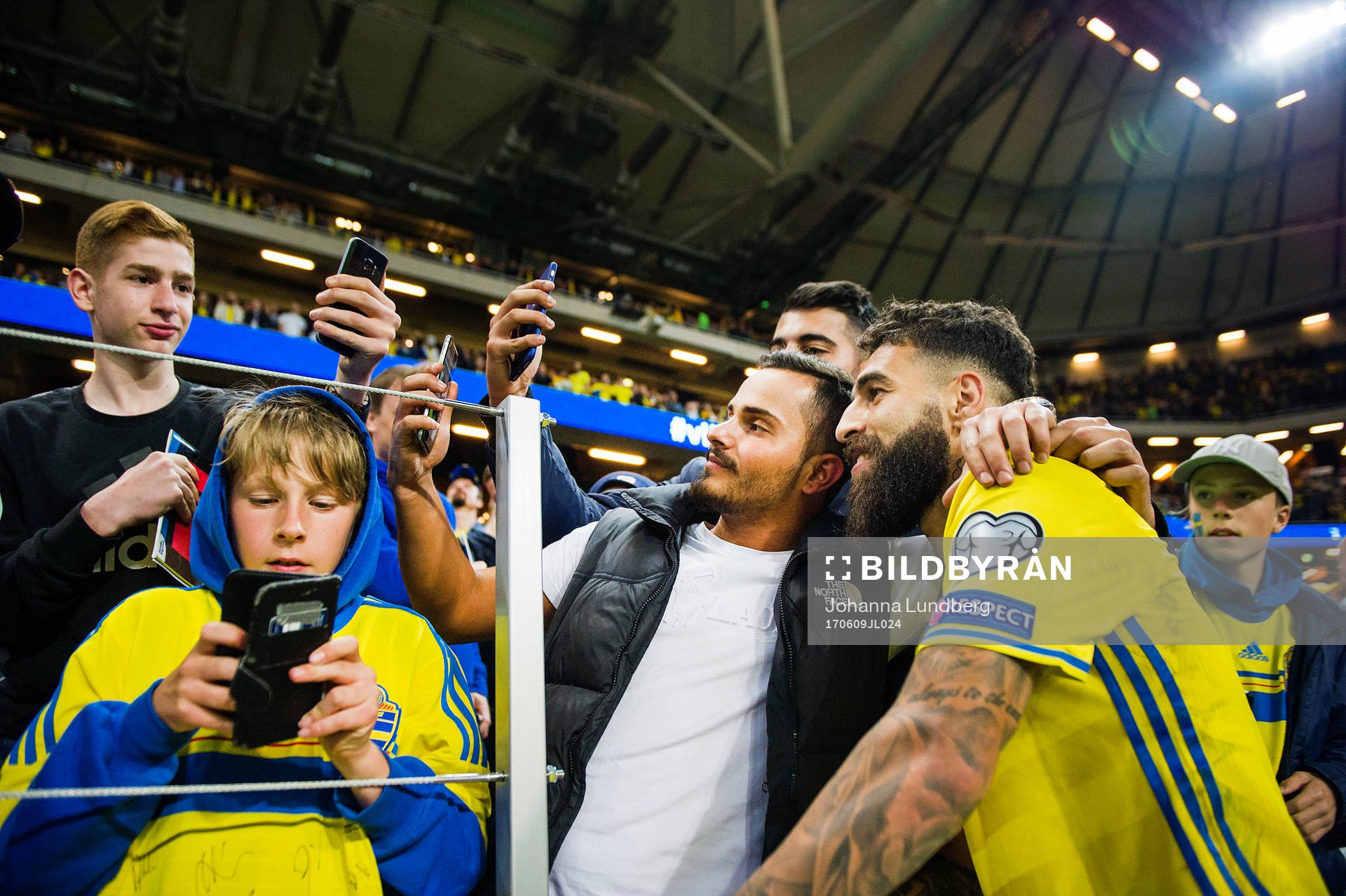 Sveriges Jimmy Durmaz jublar med supportrar