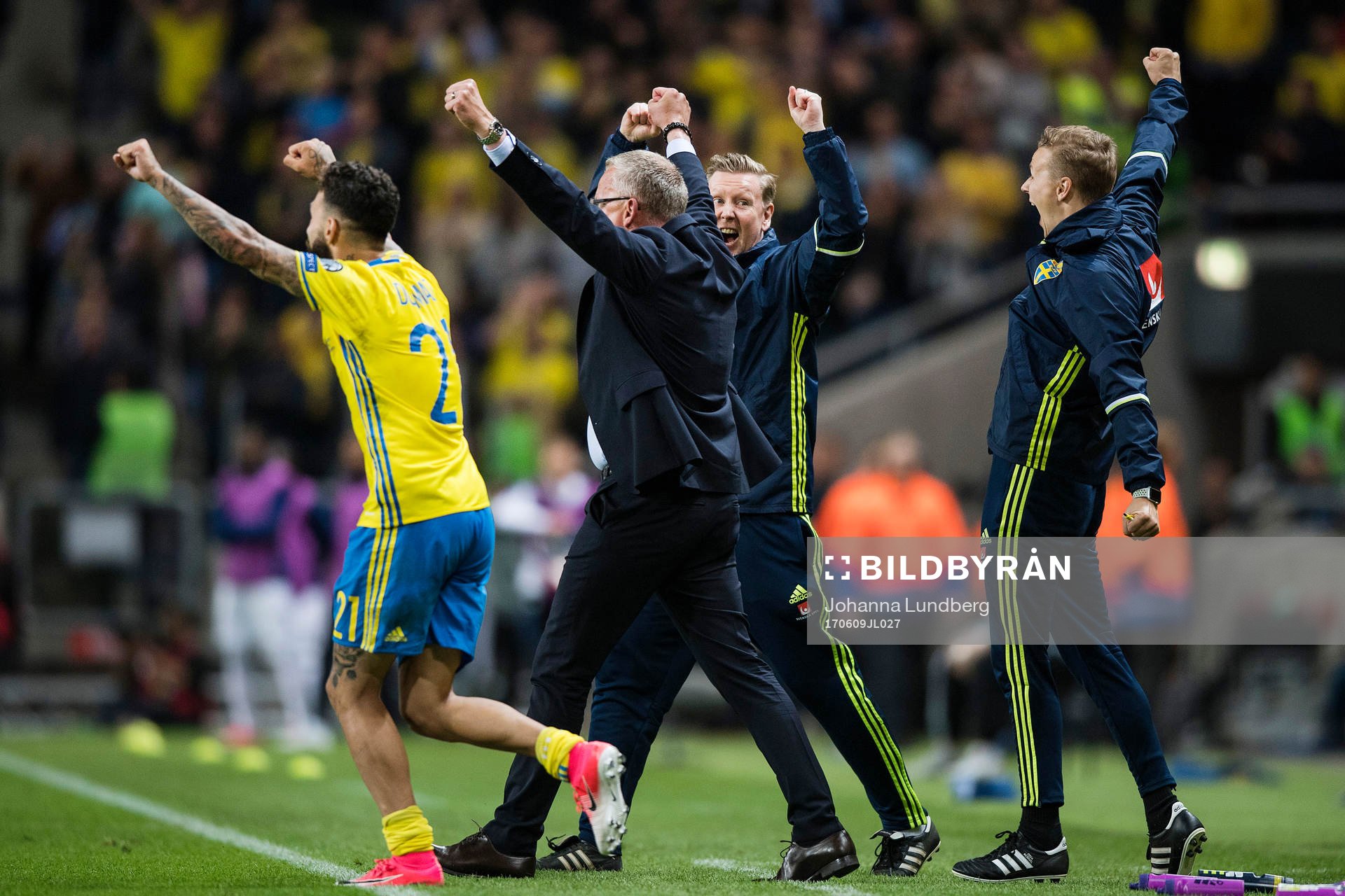 Sveriges bänk med Jimmy Durmaz och förbundskapten Janne Andersson jublar vid slutsignal under fotbollsmatchen i VM-kvalet mellan Sverige och Frankrike den 9 juni 2017 i Stockholm.