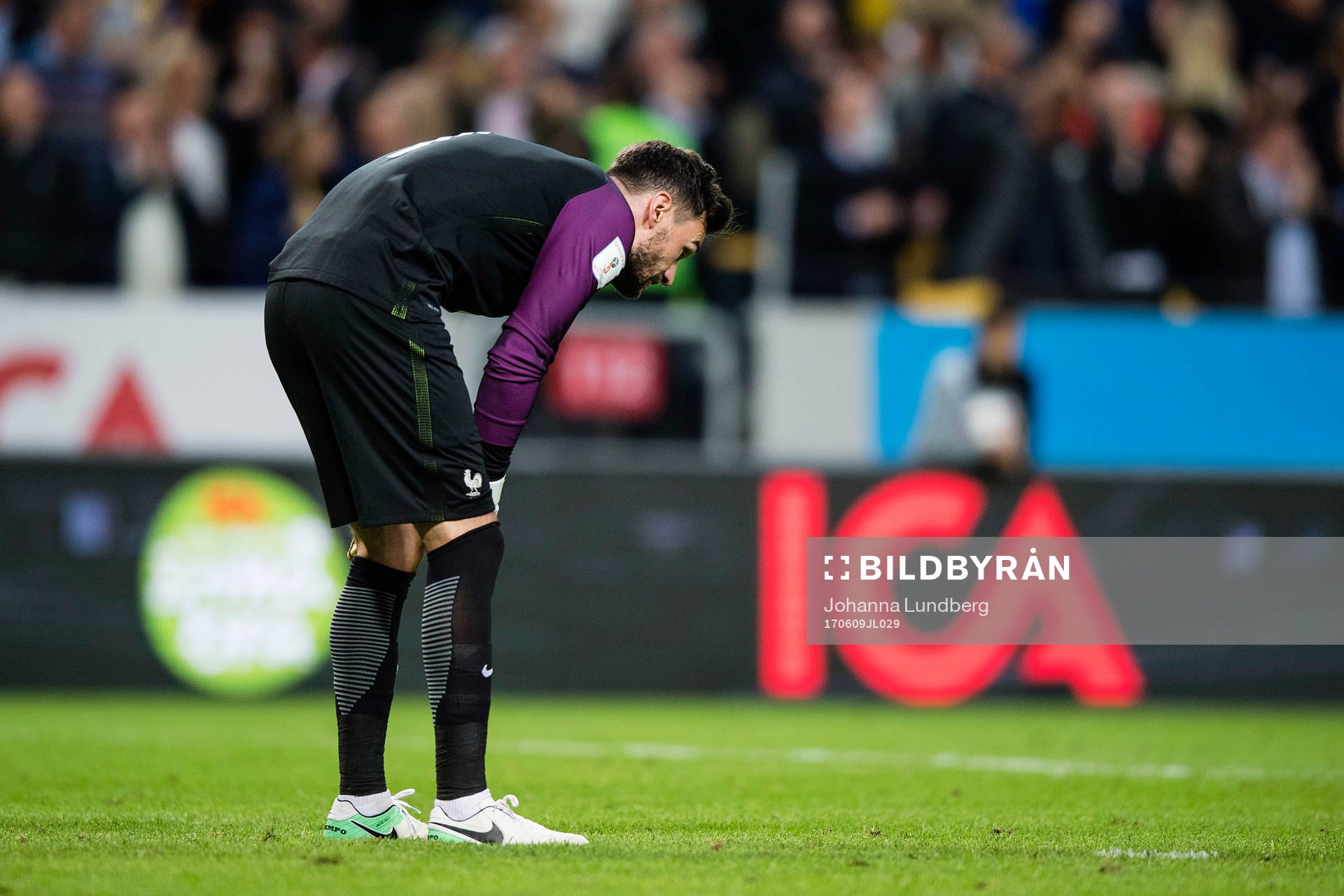 Frankrikes målvakt Hugo Lloris deppar