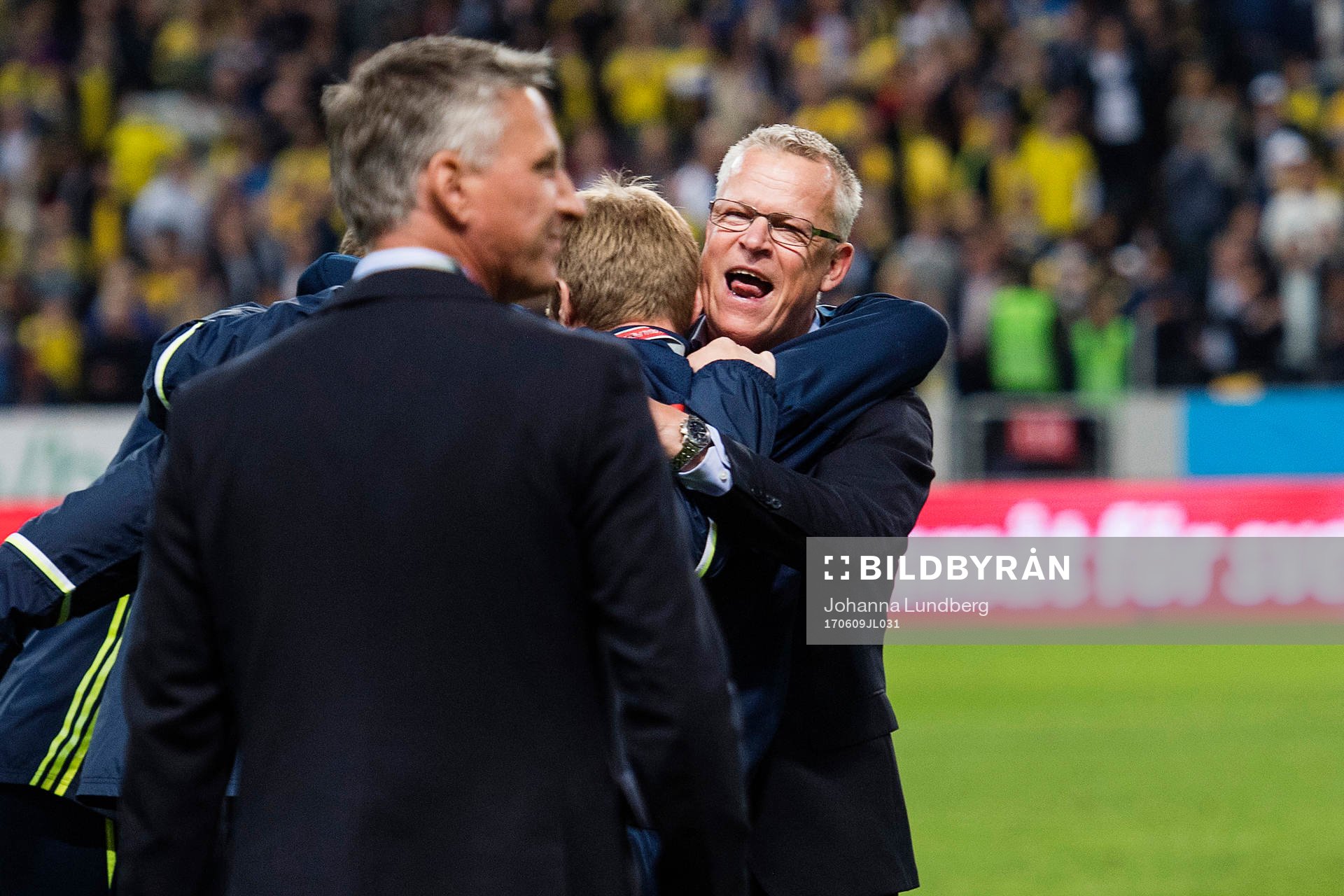 Sveriges förbundskapten Janne Andersson jublar vid