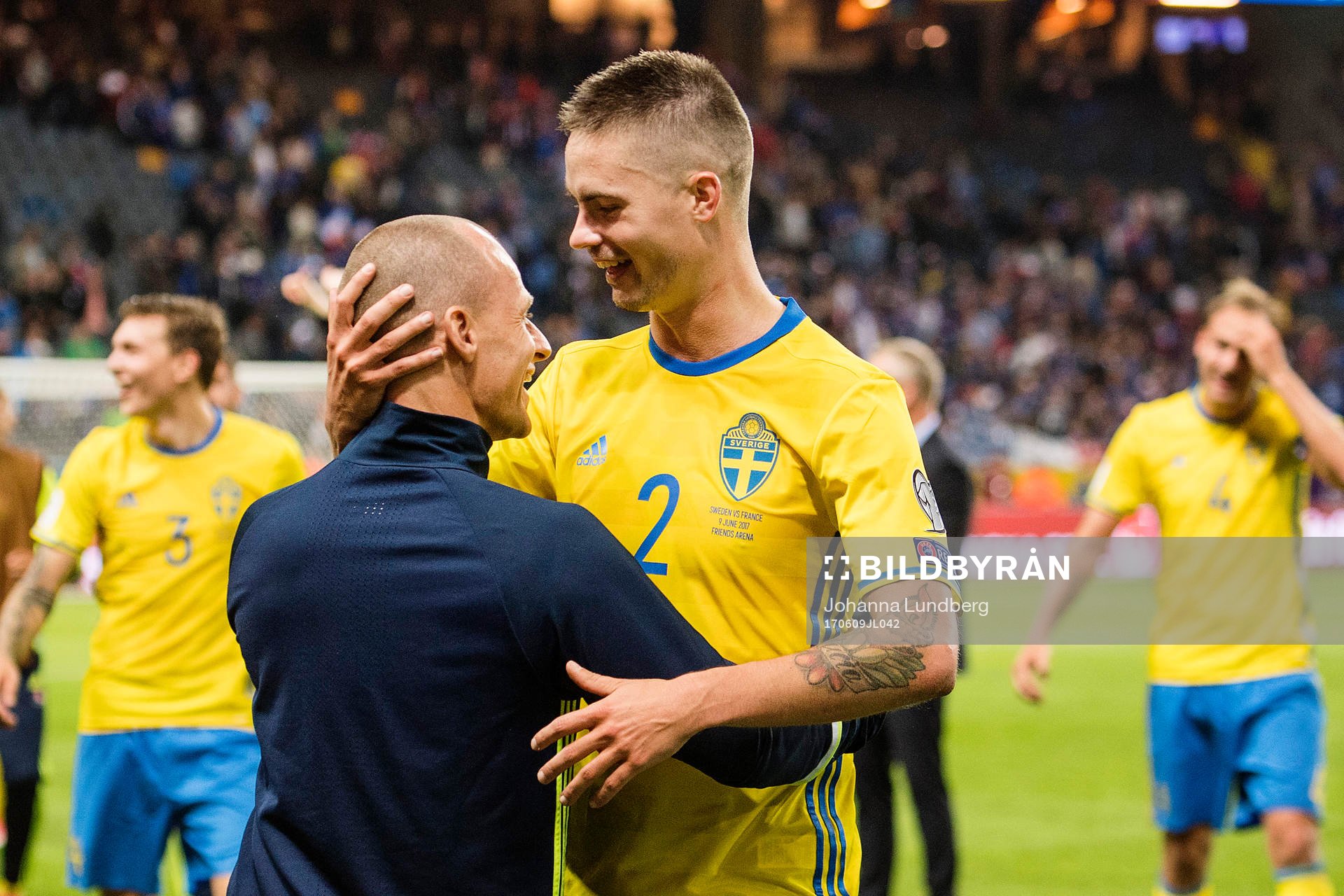 Sveriges Mikael Lustig jublar