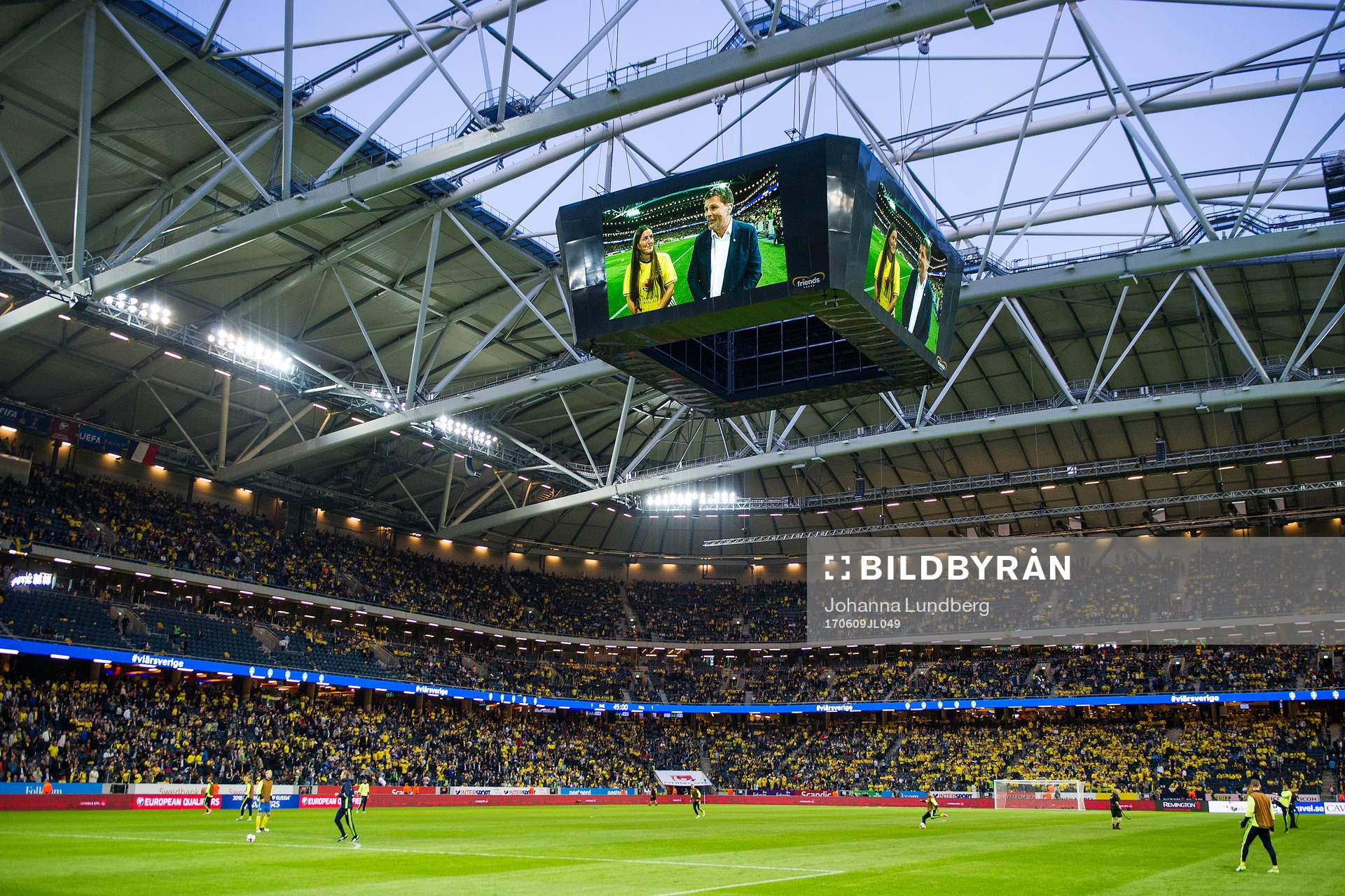 Emelie Ölander och Svenska Spels VD Lennart Käll i en