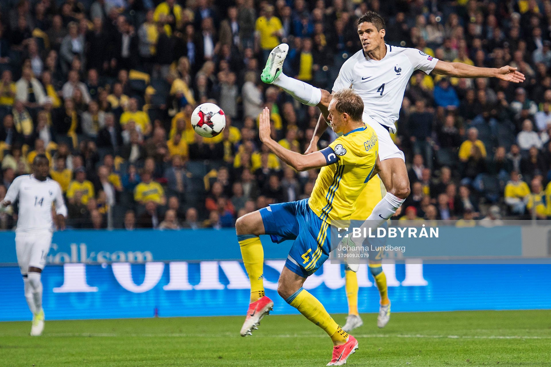 Sveriges Andreas Granqvist mot Frankrikes Raphael Varane