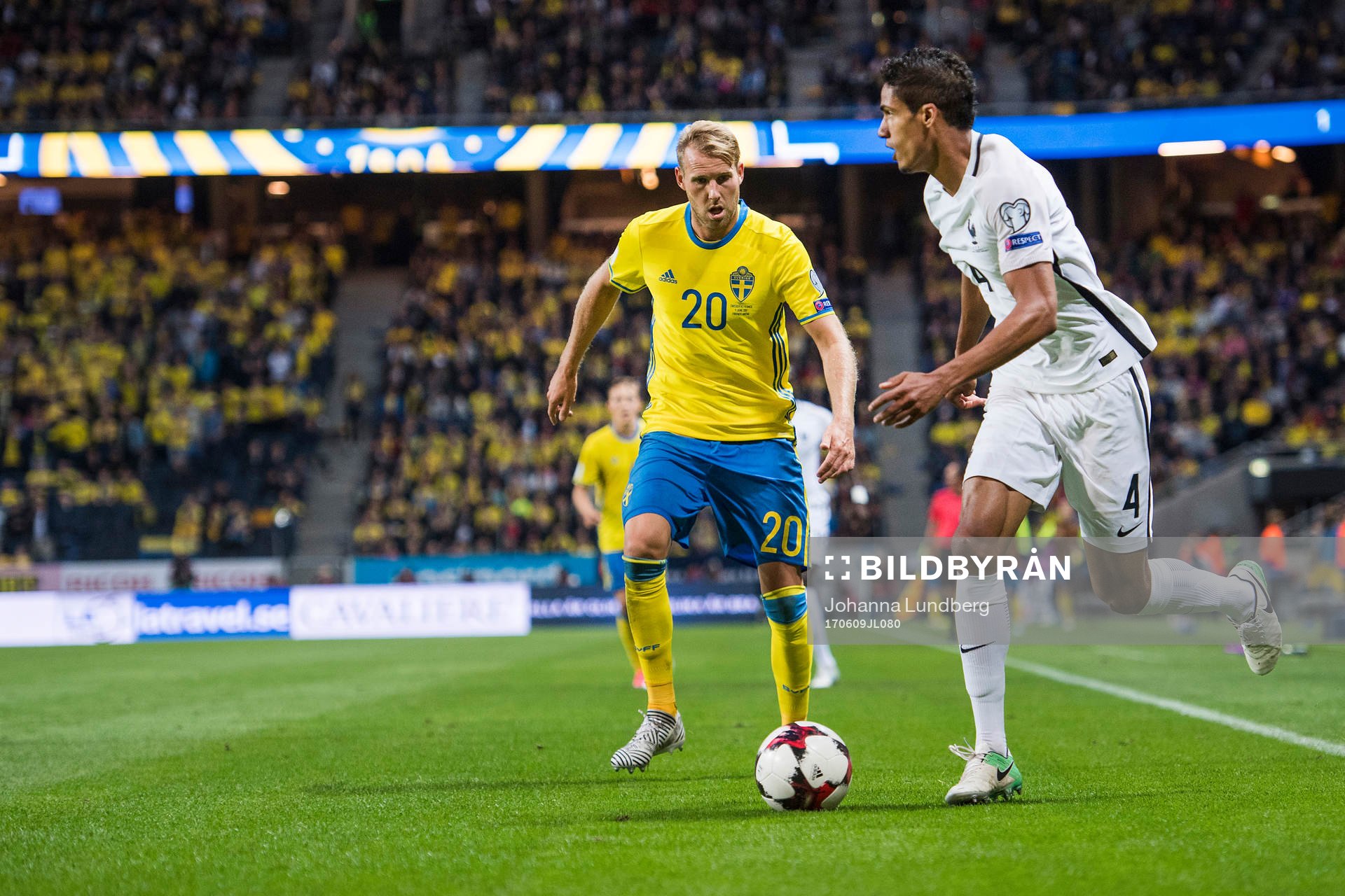 Sveriges Ola Toivonen och Frankrikes Raphael Varane