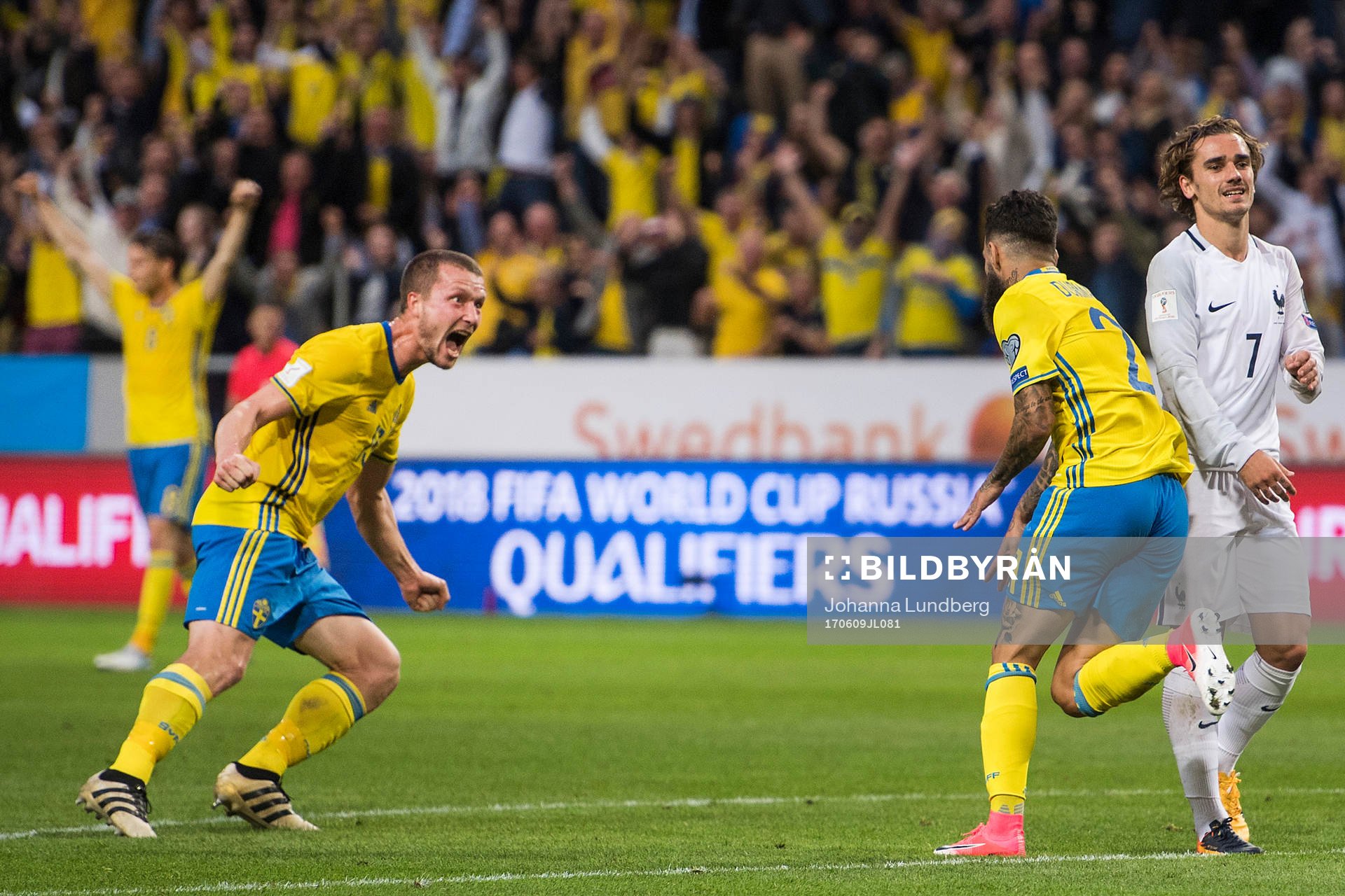 Sveriges Jakob Johansson jublar mot Sveriges Jimmy Durmaz efter att han har gjort 1-1 under fotbollsmatchen i VM-kvalet mellan Sverige och Frankrike den 9 juni 2017 i Stockholm.