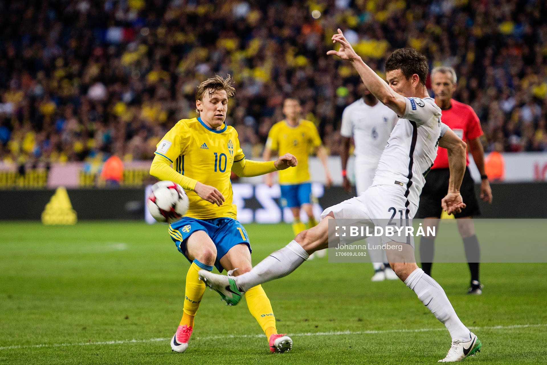 Sveriges Emil Forsberg och Frankrikes Laurent Koscielny
