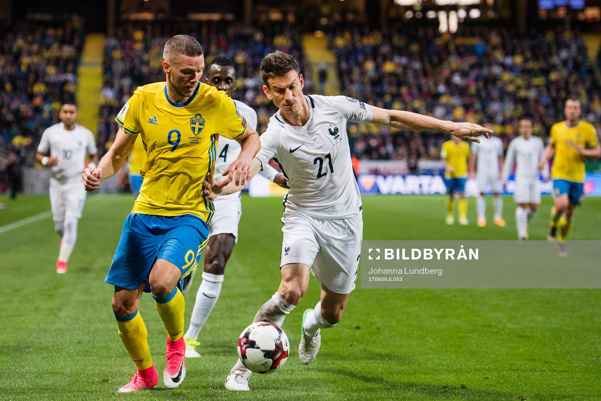 Sveriges Marcus Berg mot Frankrikes Laurent Koscielny
