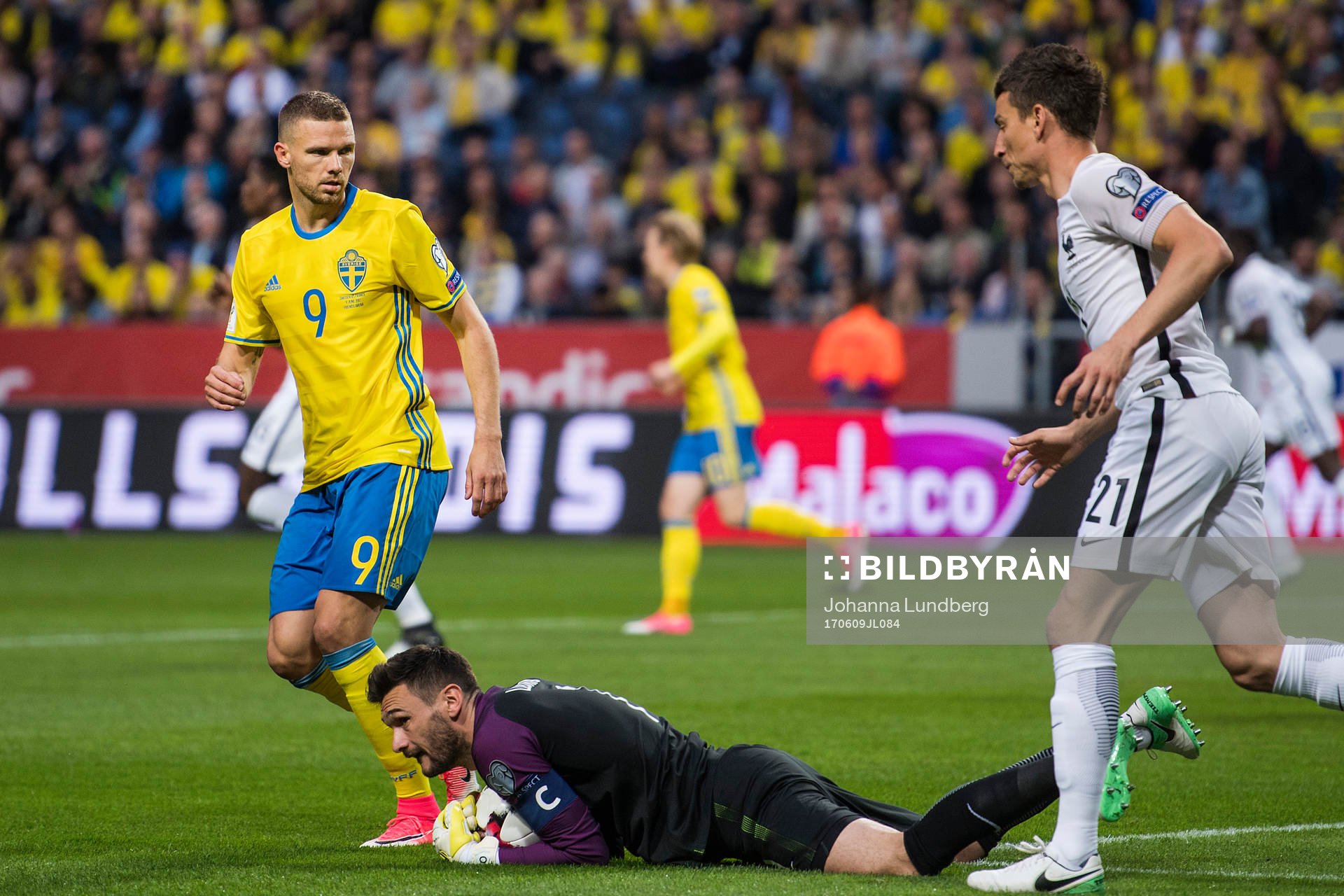 Sveriges Marcus Berg ser målvakt Robin Olsen rädda