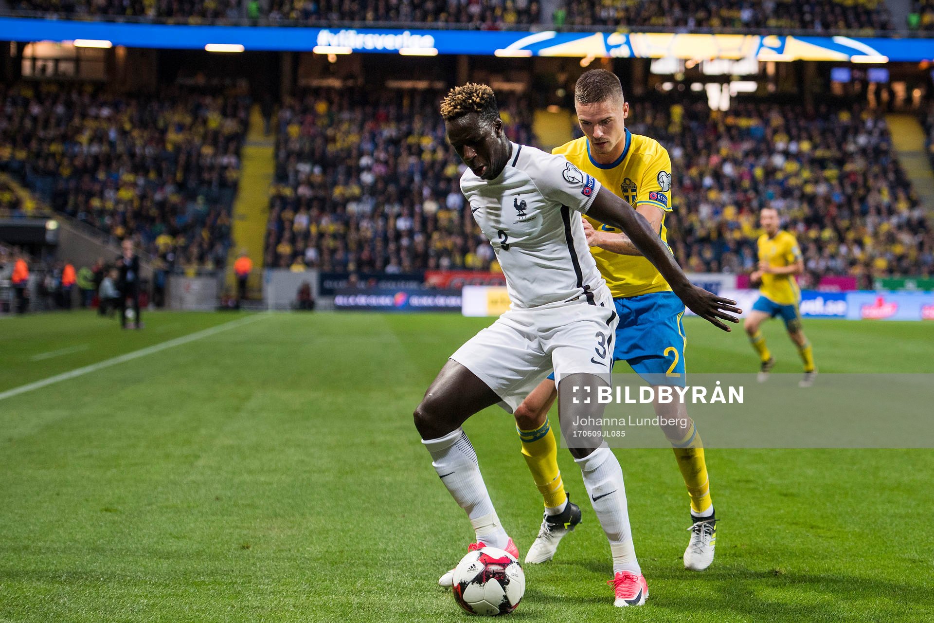 Sveriges Mikael Lustig mot Frankrikes Benjamin Mendy