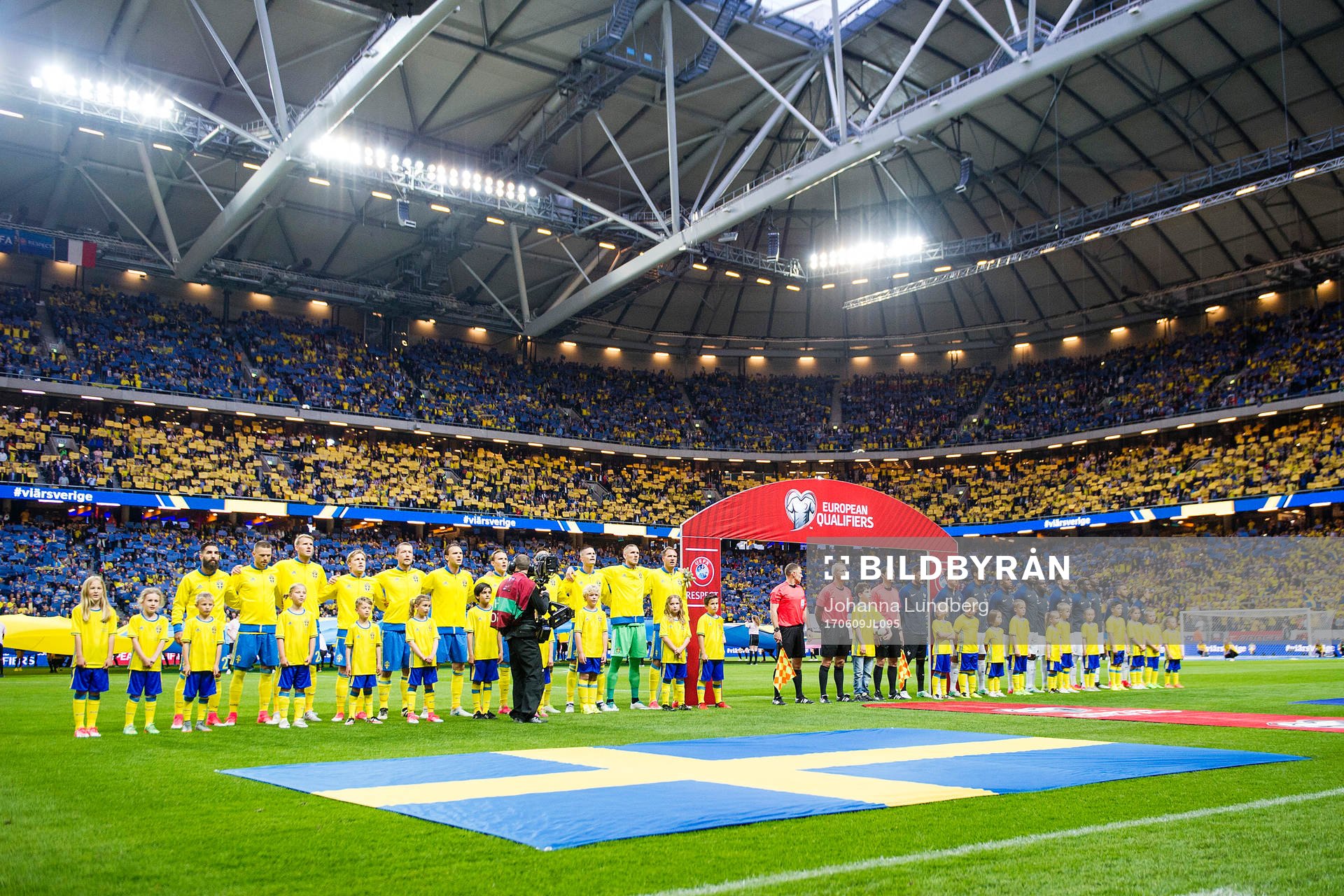 Spelarna står uppställda