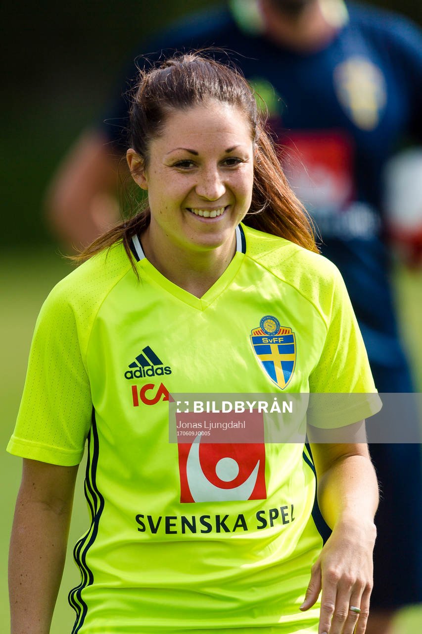 Sveriges Josefin Johansson under en träning med det svenska damlandslaget i fotboll den 9 juni 2017 i Växjö.