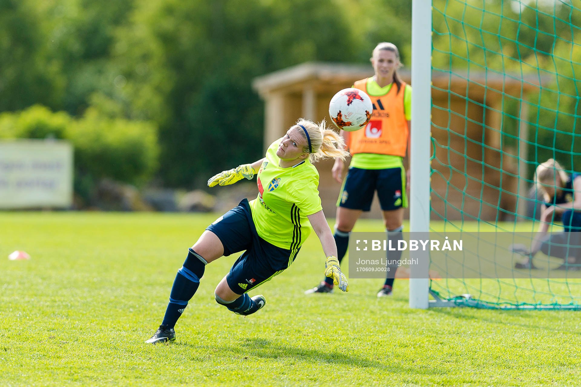 Sveriges målvakt Hilda Carlen under en träning med det svenska damlandslaget i fotboll den 9 juni 2017 i Växjö.