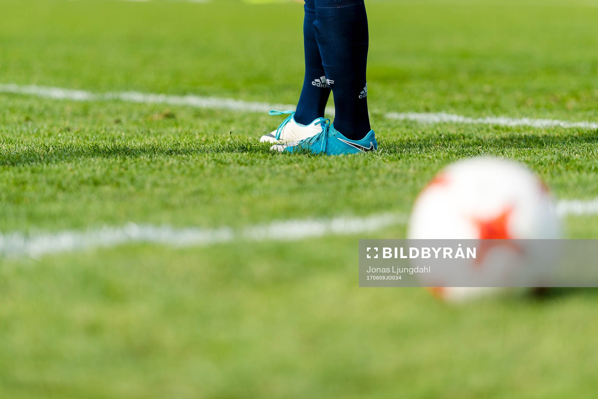 Fotbollskor på fotbollsplan under en träning med det svenska damlandslaget i fotboll den 9 juni 2017 i Växjö.