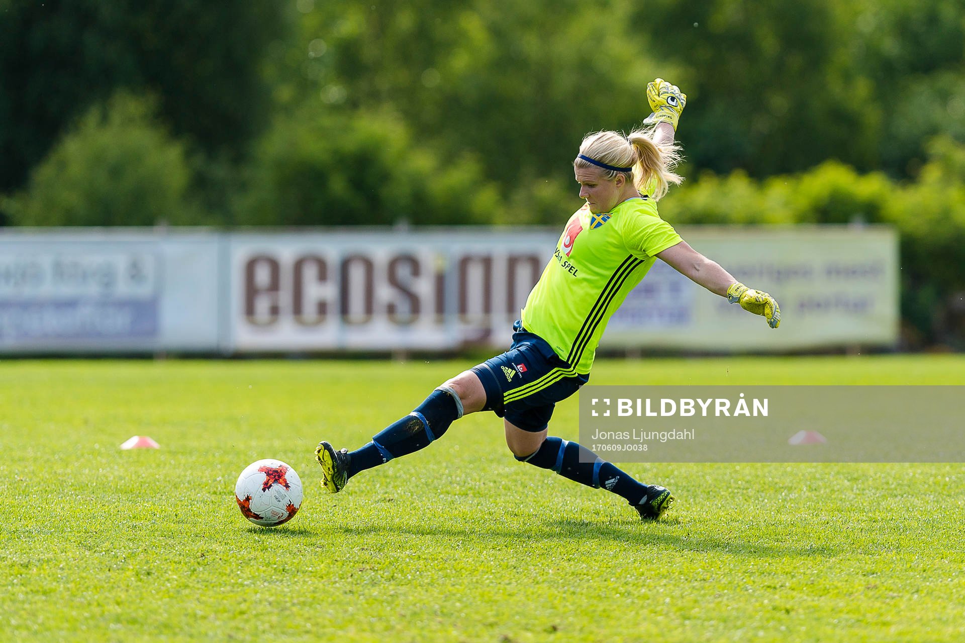 Sveriges målvakt Hilda Carlen under en träning med det svenska damlandslaget i fotboll den 9 juni 2017 i Växjö.