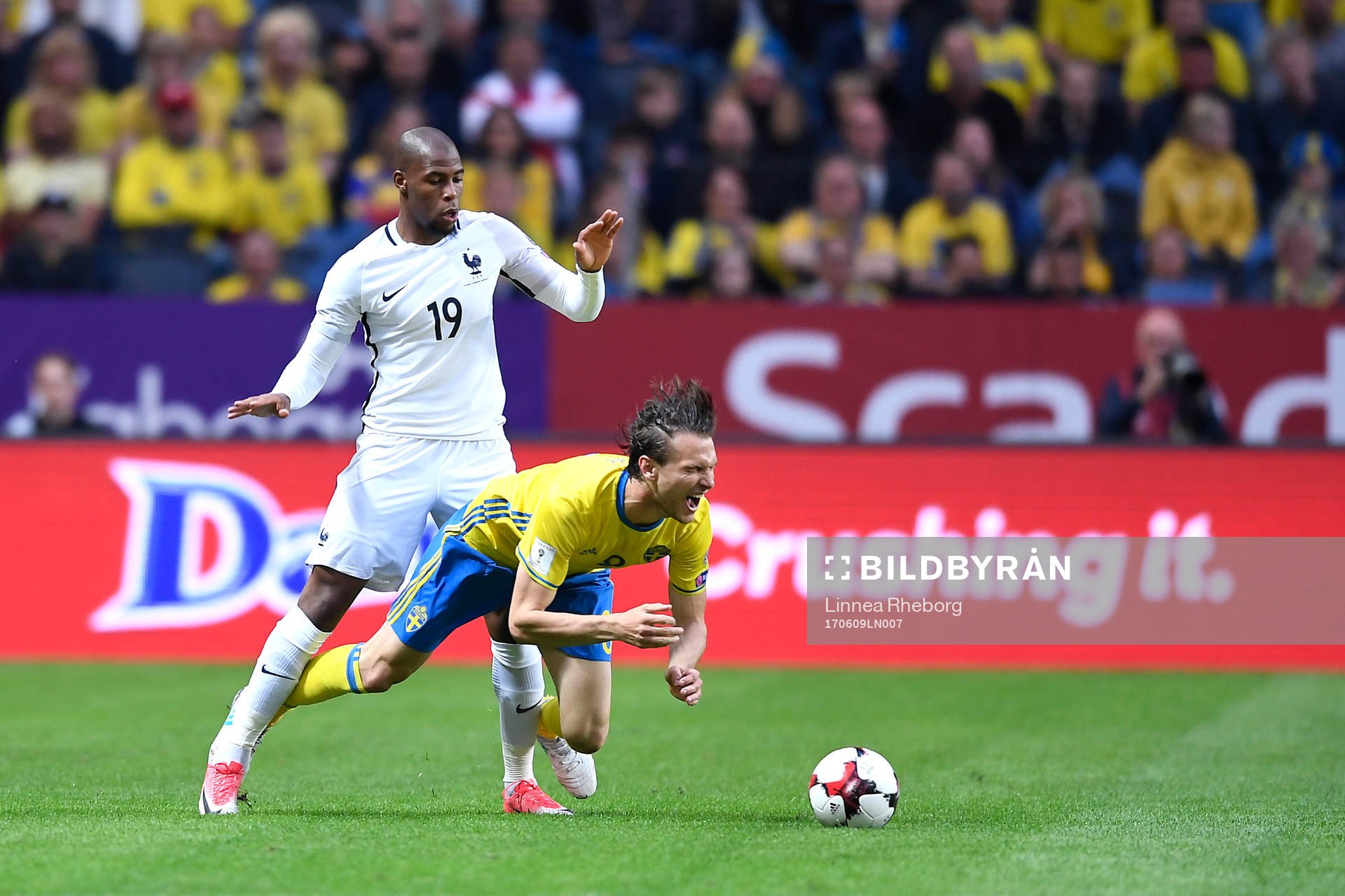 Frankrikes Djibril Sidibe i närkamp med Sveriges Albin Ekdal under fotbollsmatchen i VM-kvalet mellan Sverige och Frankrike den 9 juni 2017 i Stockholm.