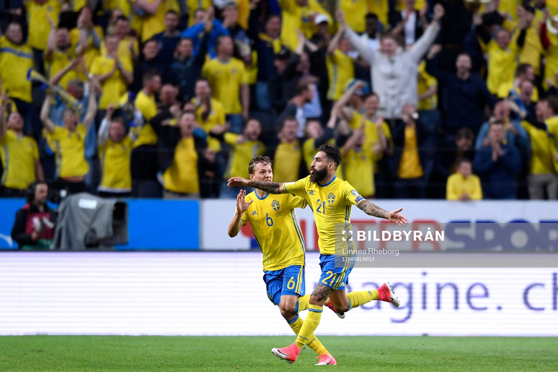 Sveriges Ludwig Augustinsson och Jimmy Durmaz jublar