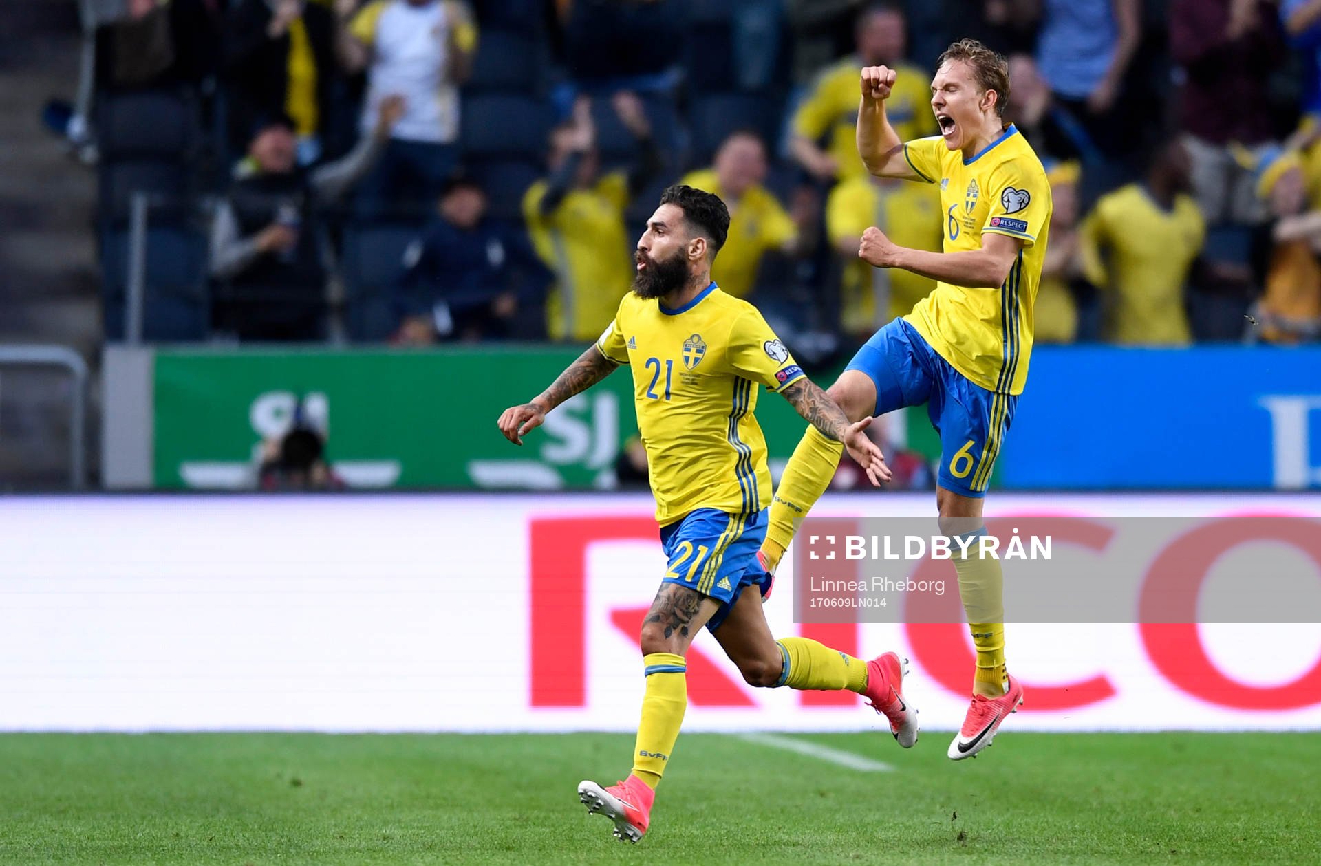 Sveriges Jimmy Durmaz och Ludwig Augustinsson jublar