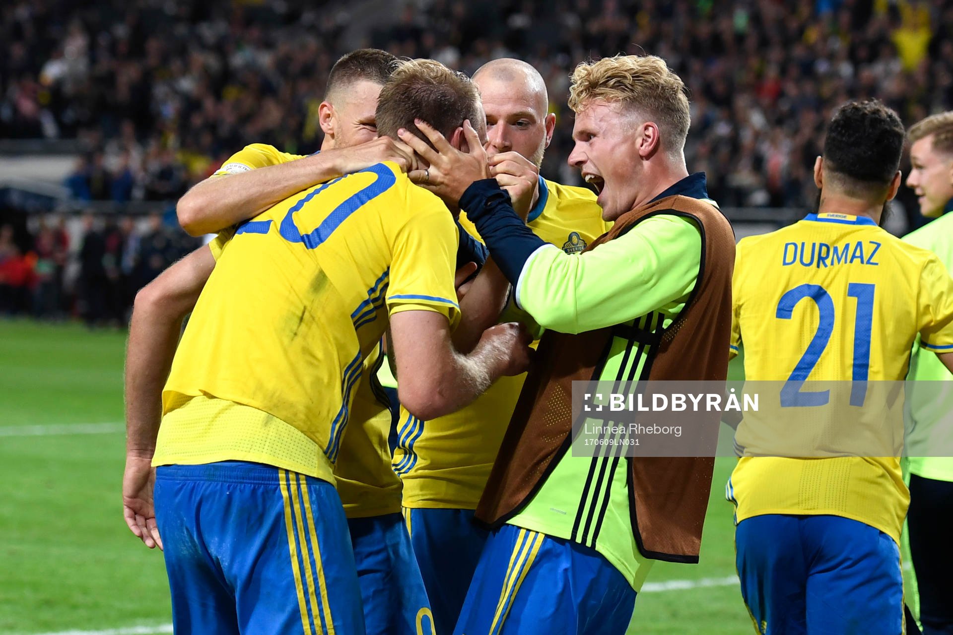 Sveriges Oscar Hiljemark jublar med Ola Toivonen  efter fotbollsmatchen i VM-kvalet mellan Sverige och Frankrike den 9 juni 2017 i Stockholm.