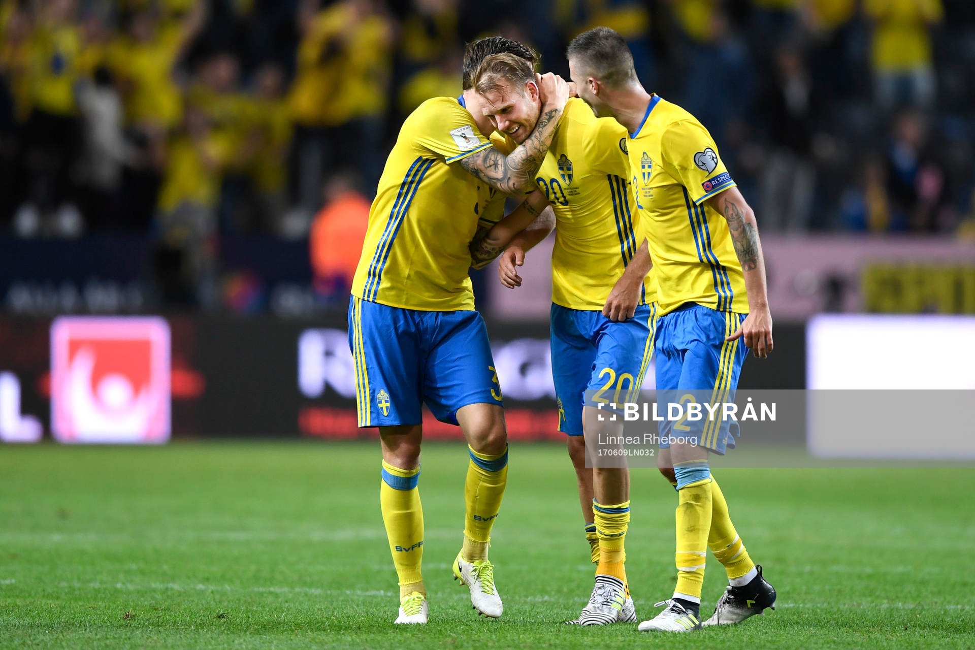 Sveriges Victor Nilsson Lindelöf kramar om Ola Toivonen