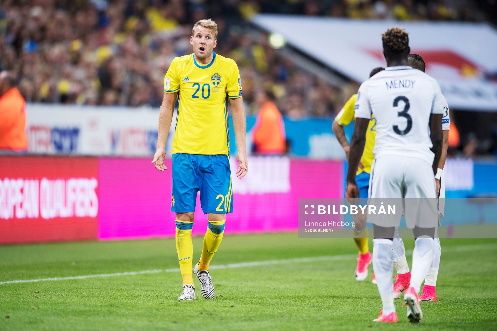 Sveriges Ola Toivonen och Frankrikes Benjamin Mendy