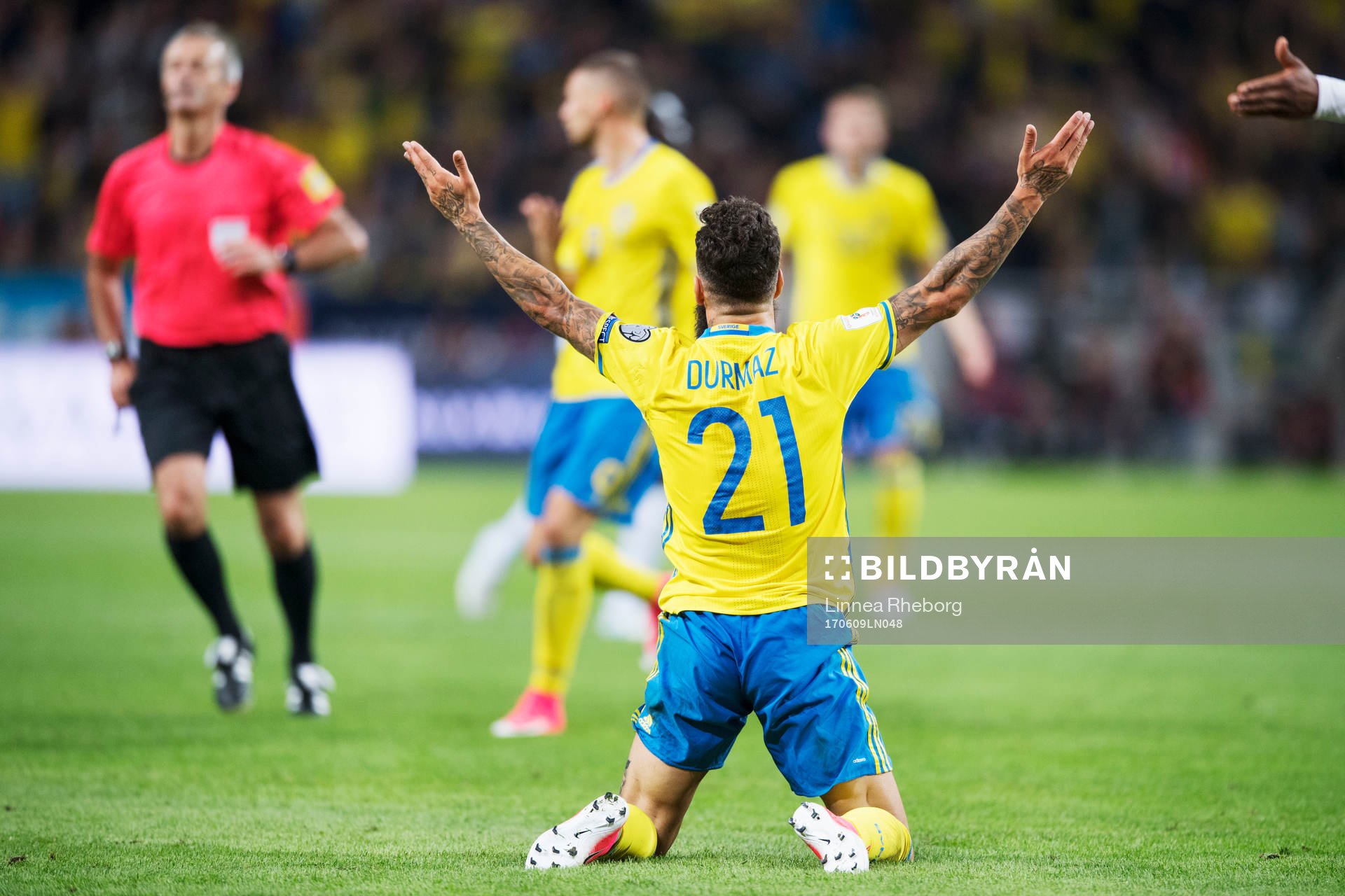 Sveriges Jimmy Durmaz protesterar mot ett domslut