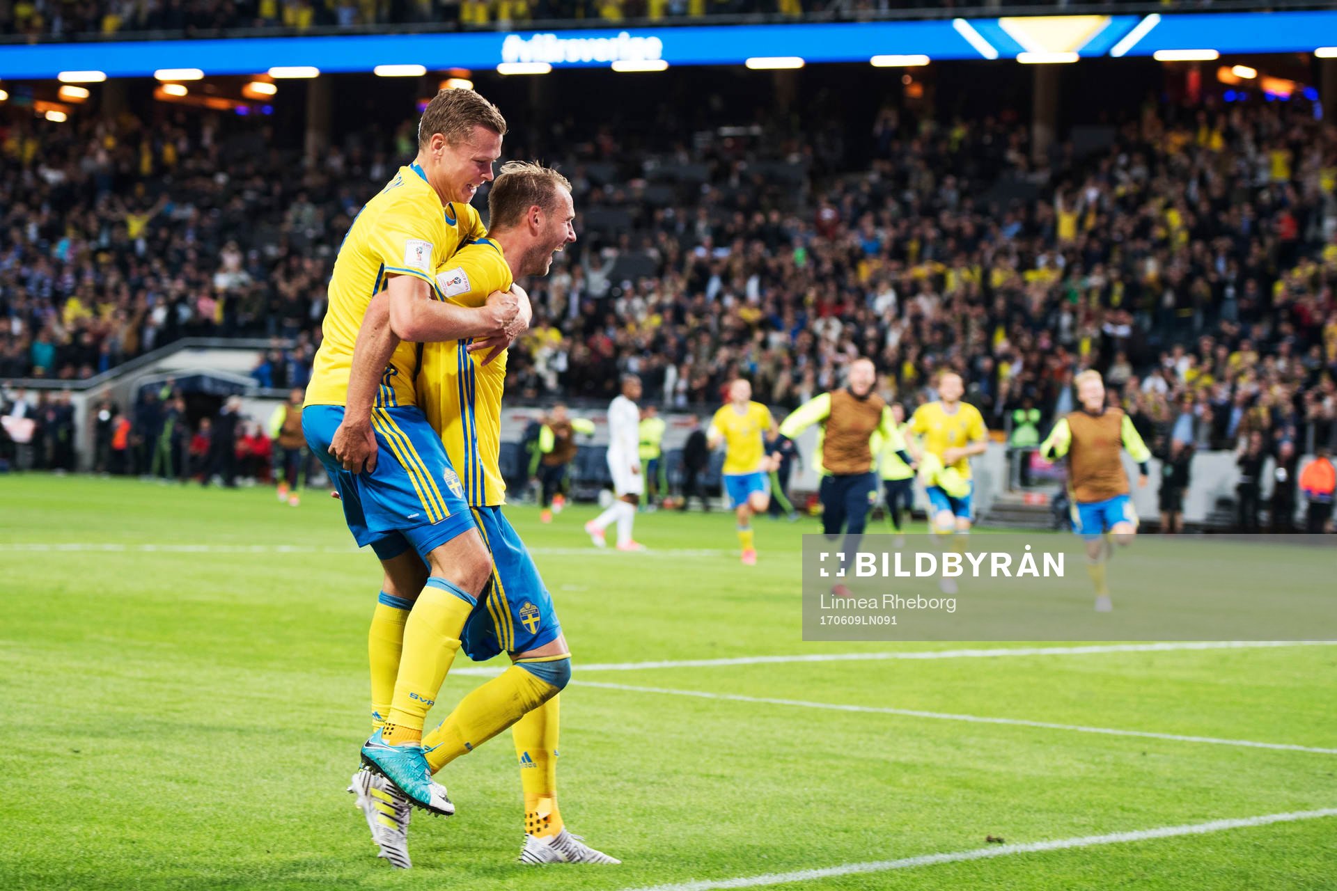 Sveriges Viktor Claesson och Ola Toivonen jublar