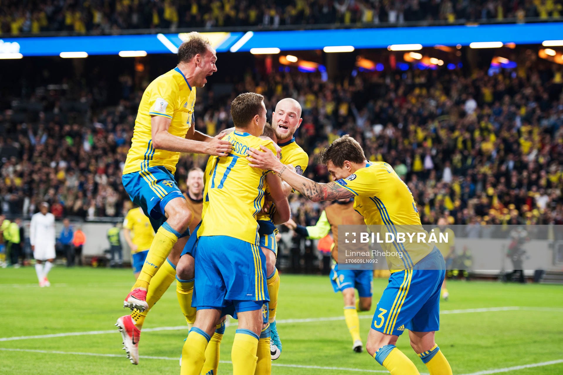 Sveriges Viktor Claesson och Ola Toivonen jublar
