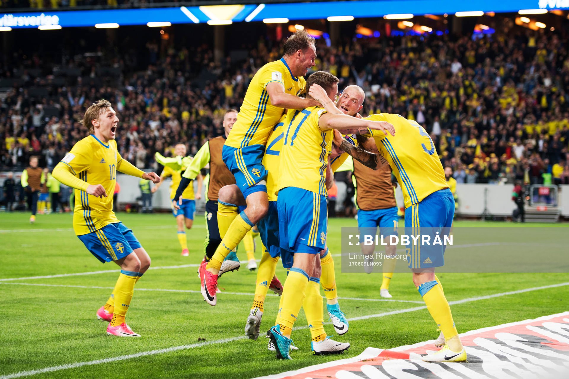 Sveriges Viktor Claesson och Ola Toivonen jublar