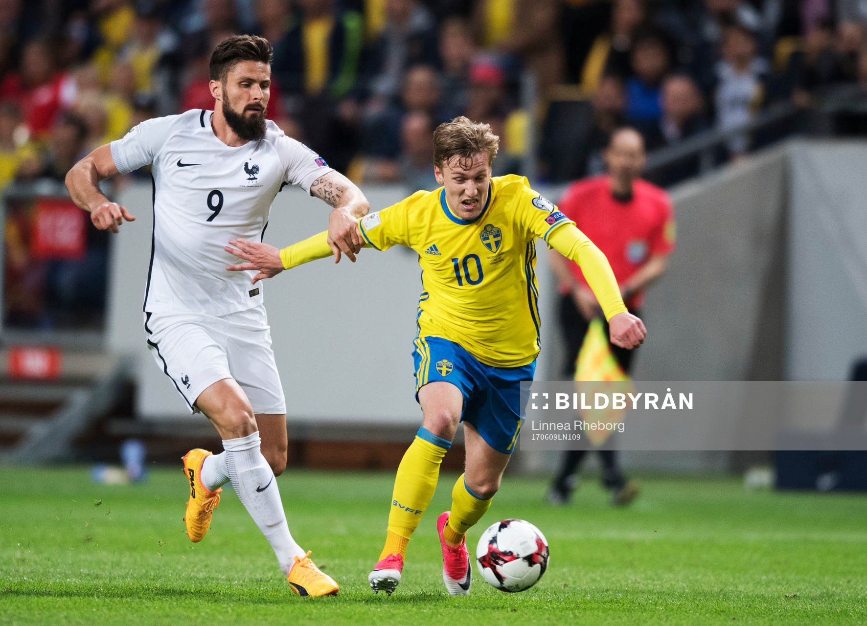 Frankrikes Olivier Giroud och Sveriges Emil Forsberg