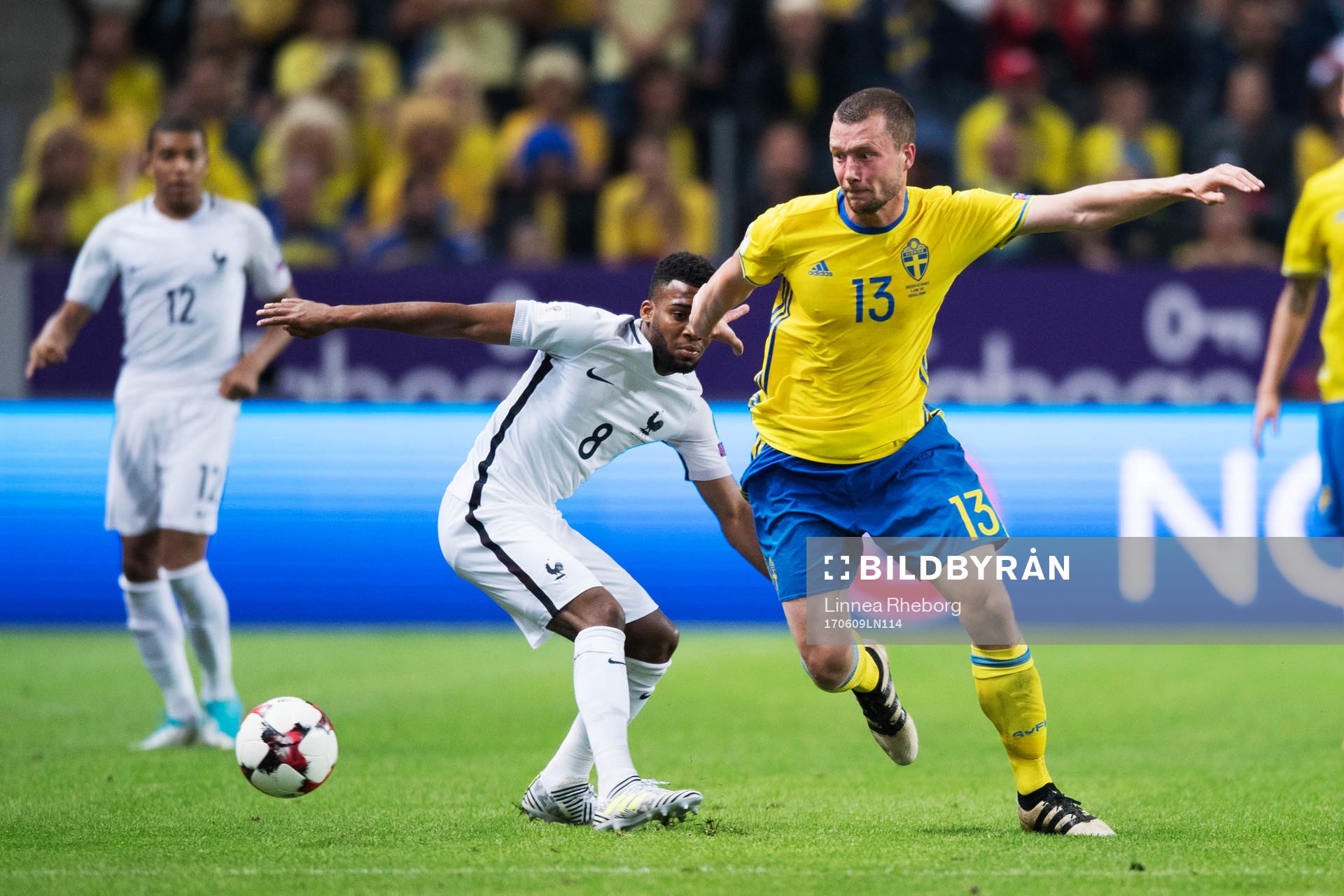 Frankrikes Kylian Mbappe, Thomas Lemar och Sveriges Jakob Johansson under fotbollsmatchen i VM-kvalet mellan Sverige och Frankrike den 9 juni 2017 i Stockholm.