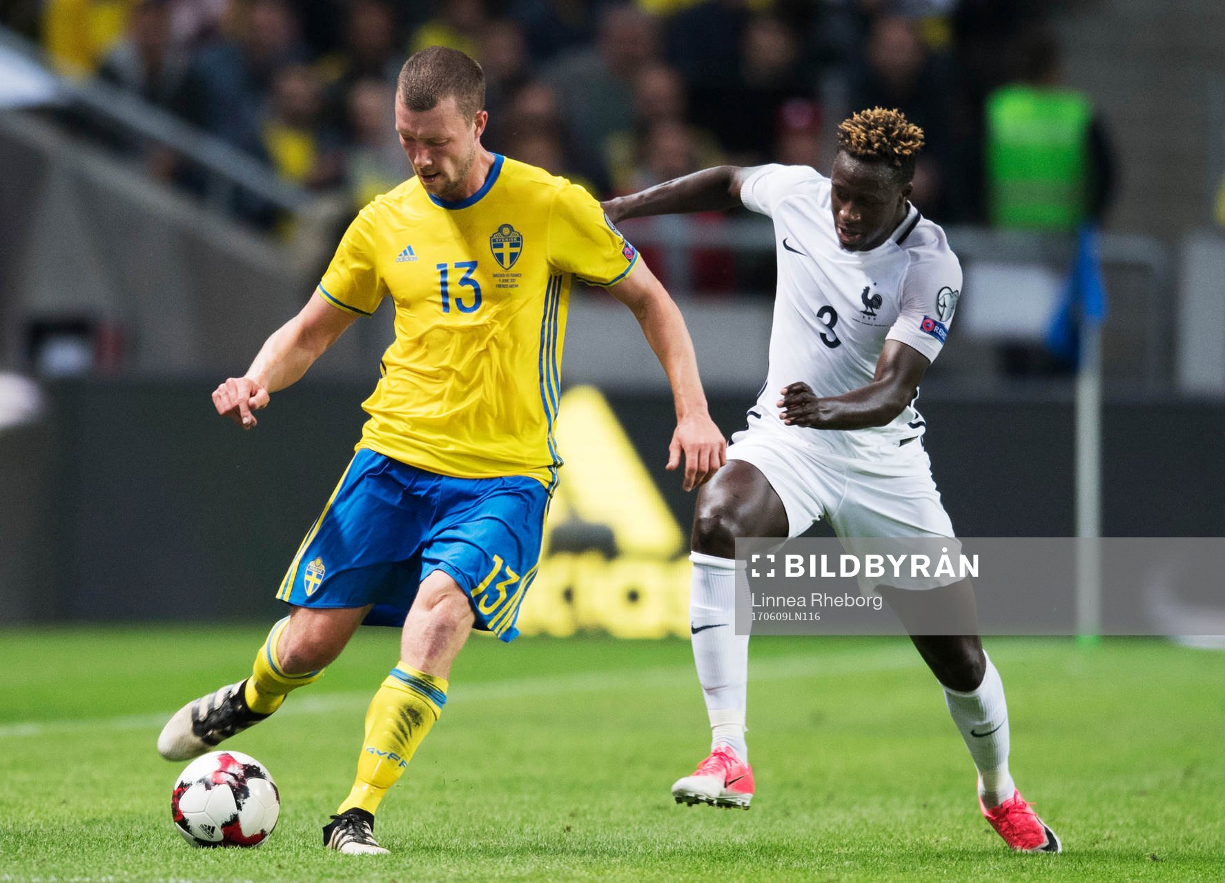 Sveriges Jakob Johansson och Frankrikes Benjamin Mendy