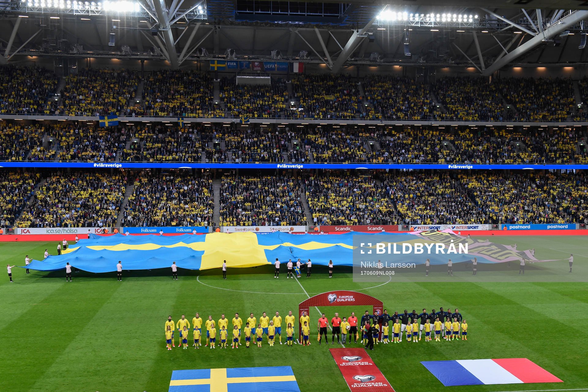 Sveriges och Frankrikes spelare vid lineup innan