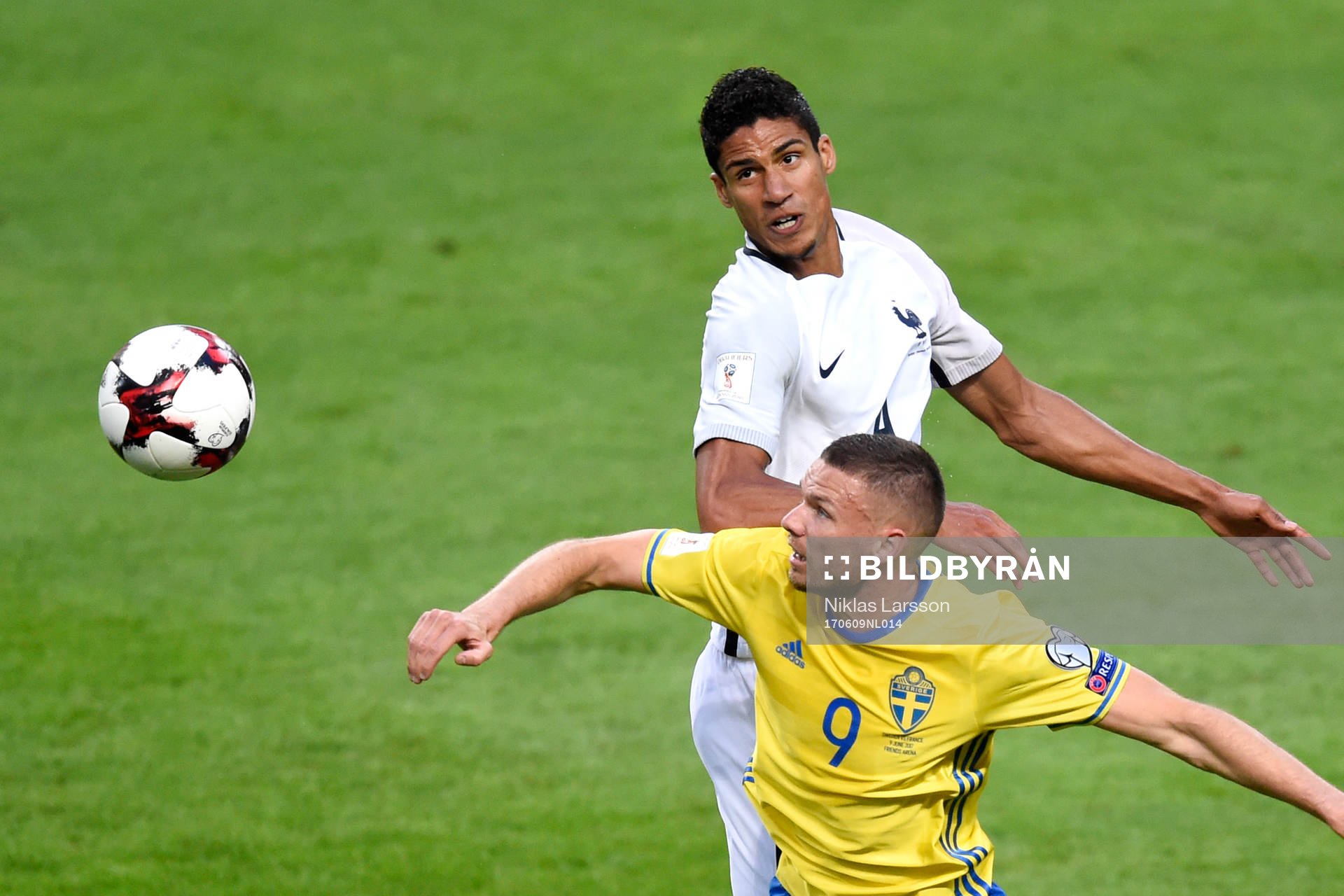 Frankrikes Raphael Varane i nickduell med Sveriges Marcus