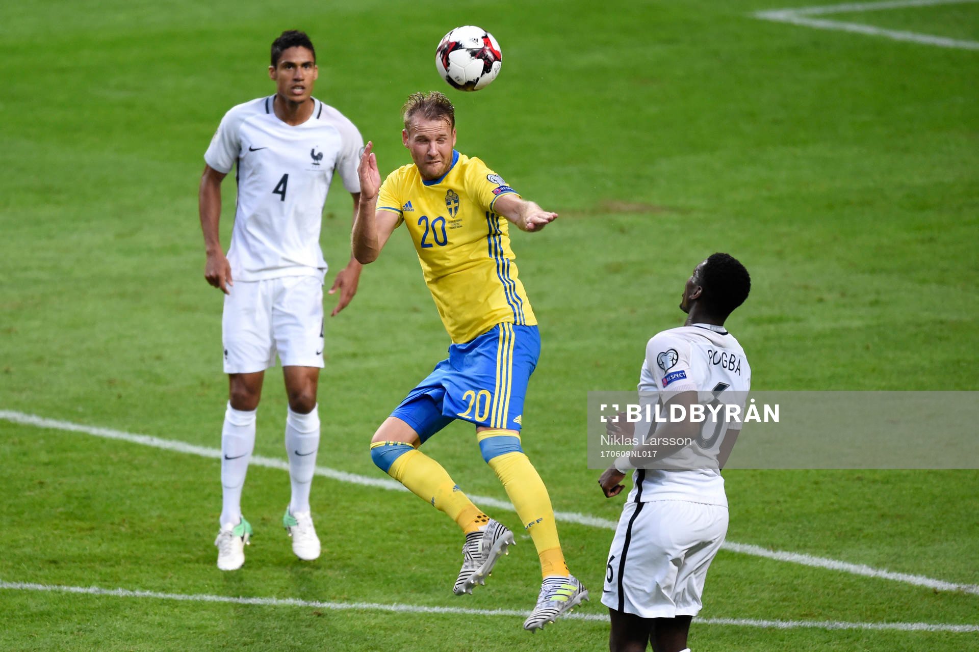 Frankrikes Raphael Varane och Sveriges Ola Toivonen