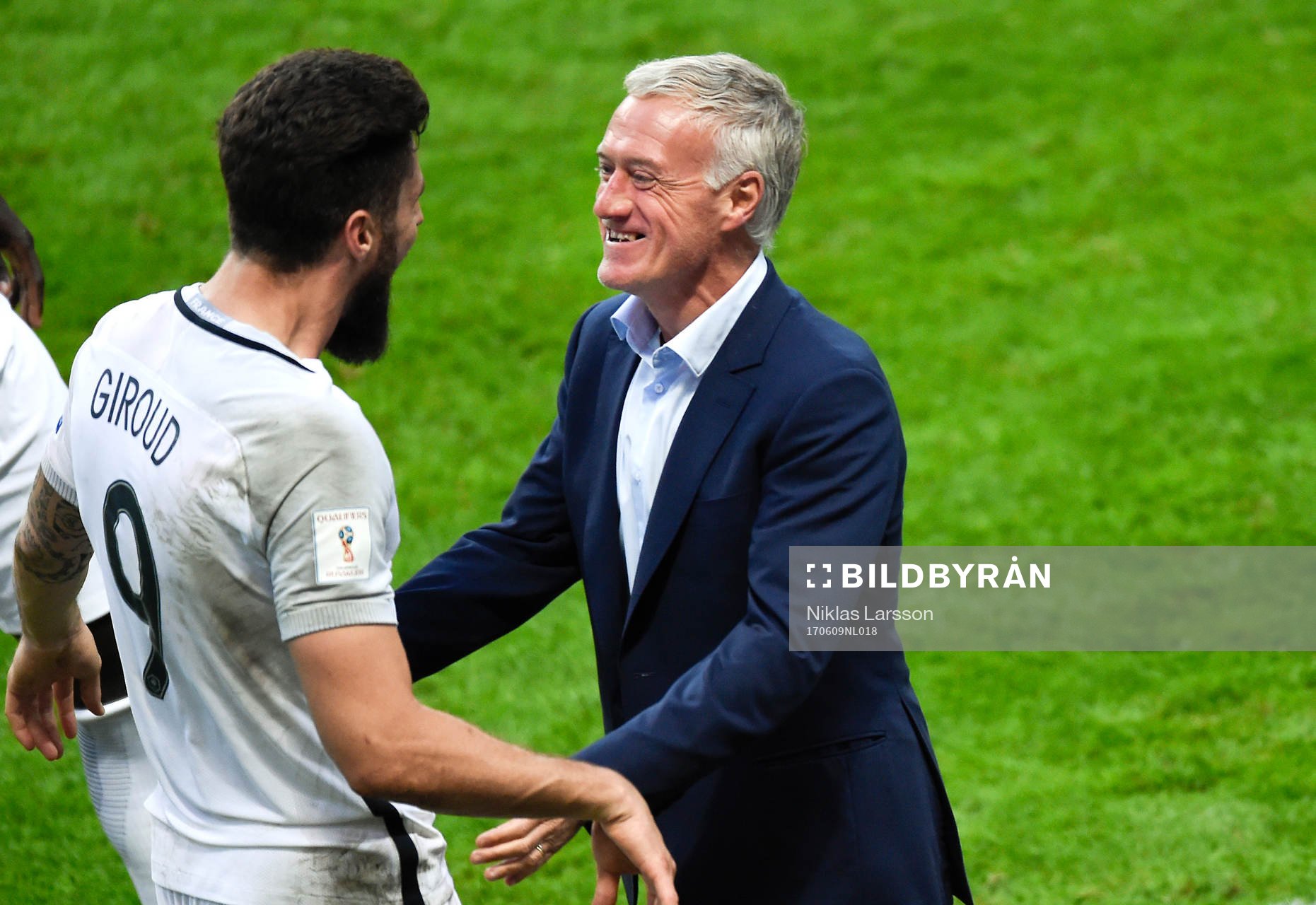 Frankrikes Olivier Giroud jublar med förbundskapten Didier
